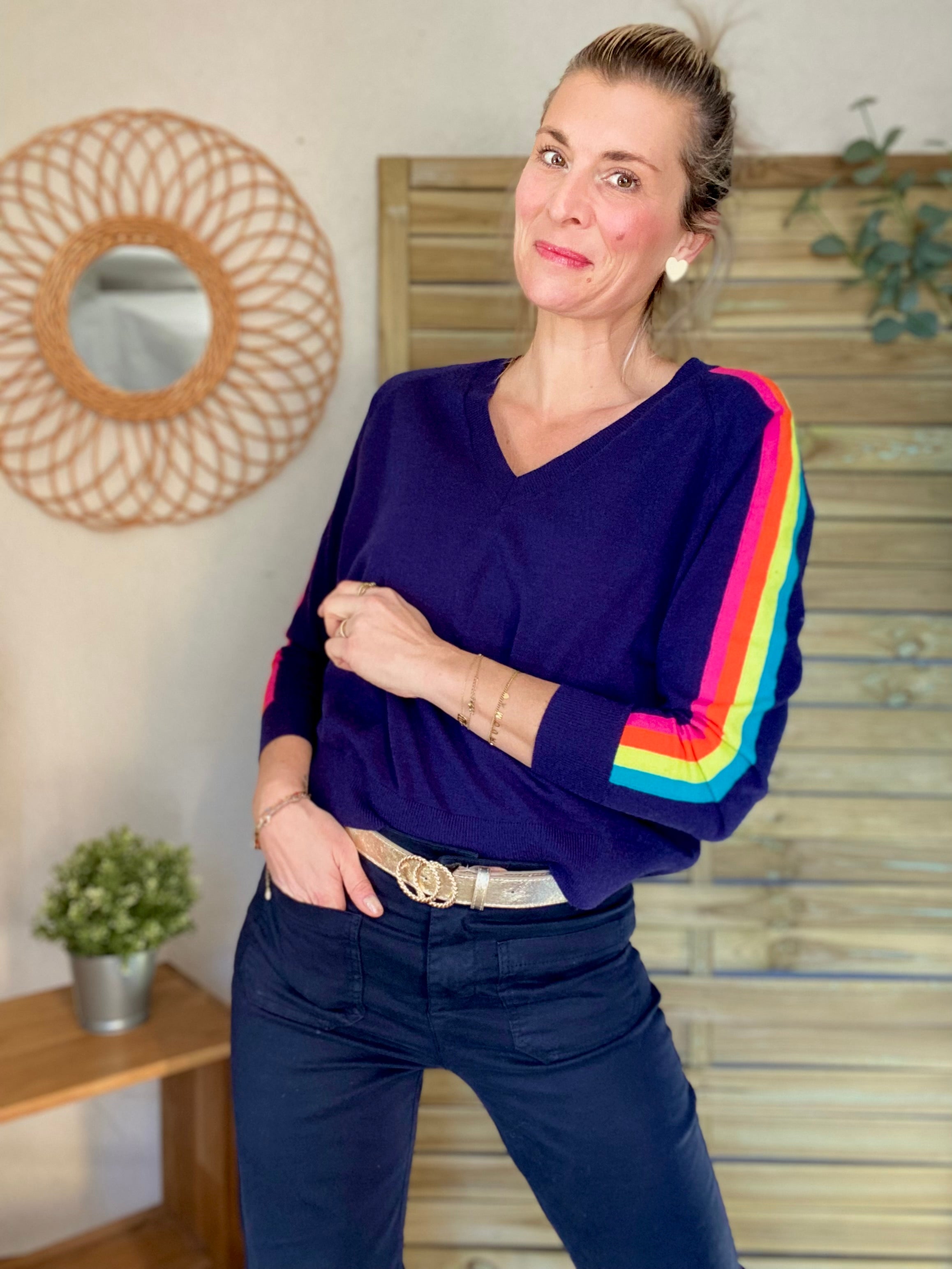 Pull fin avec bandes colorées, col V - RAINBOW 🌈 Bleu marine