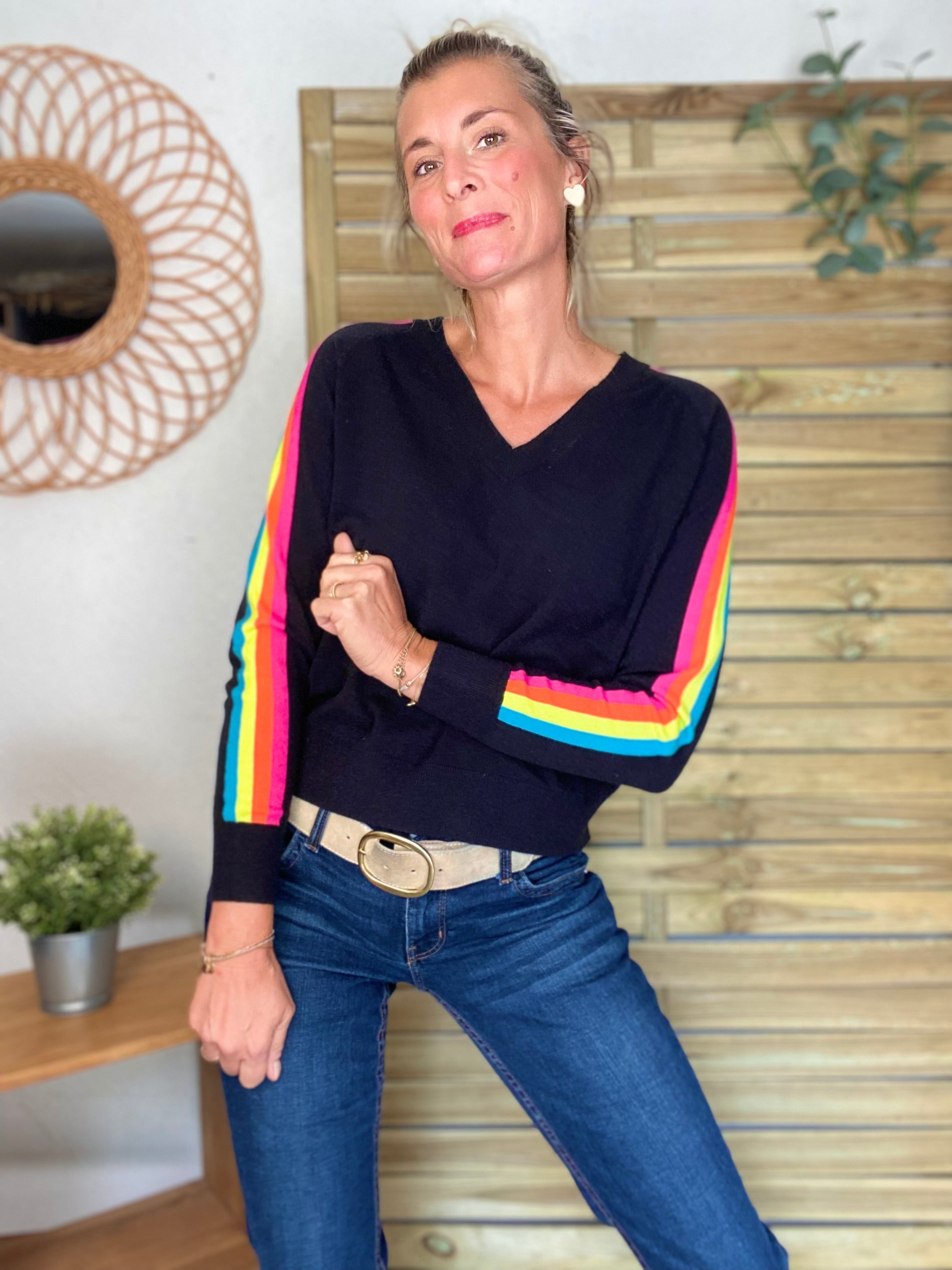 Pull fin avec bandes colorées, col V - RAINBOW 🌈 Noir