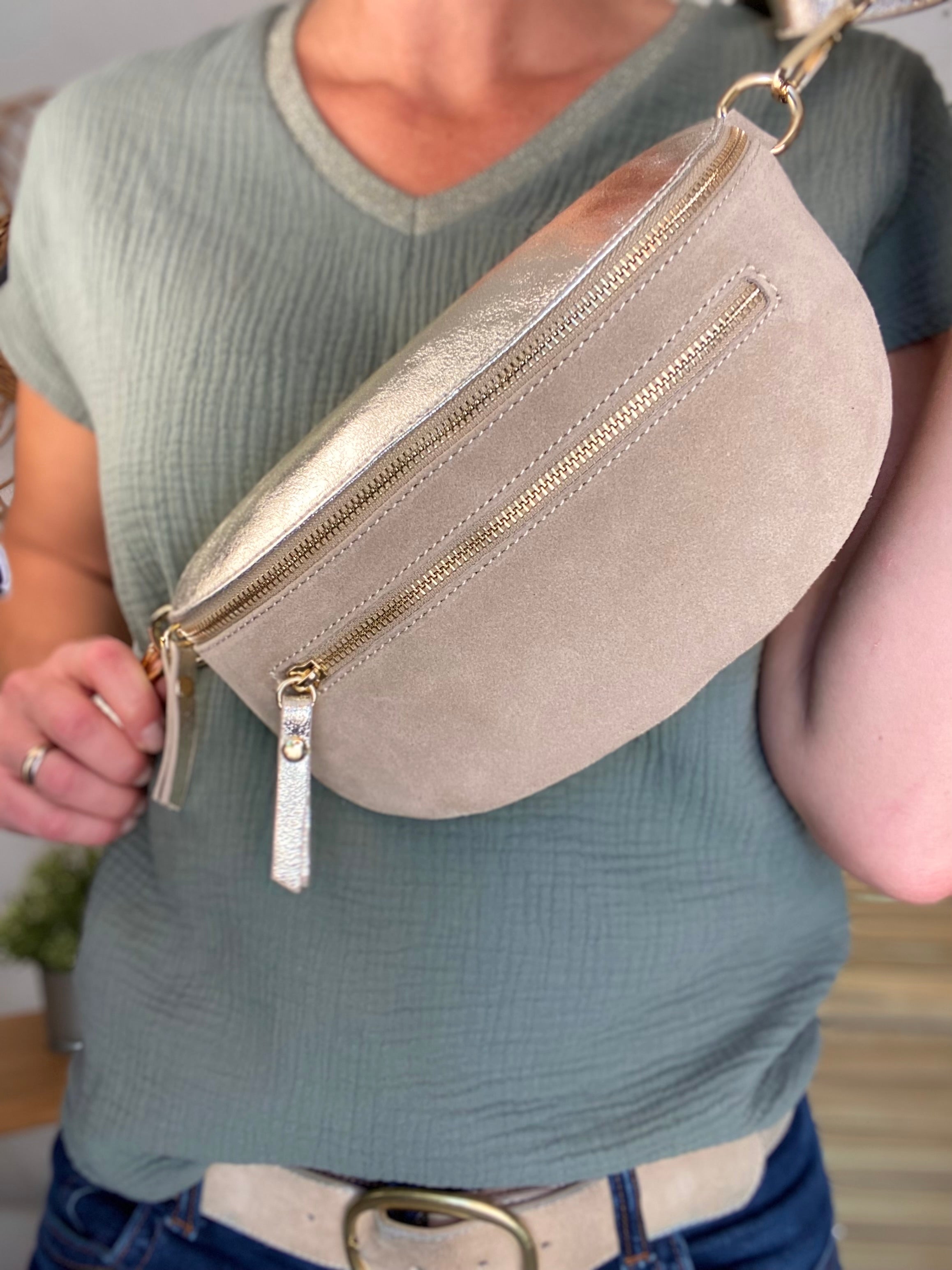 Sac banane en croûte de cuir et irisé + poche avant ALISON - Beige / Doré