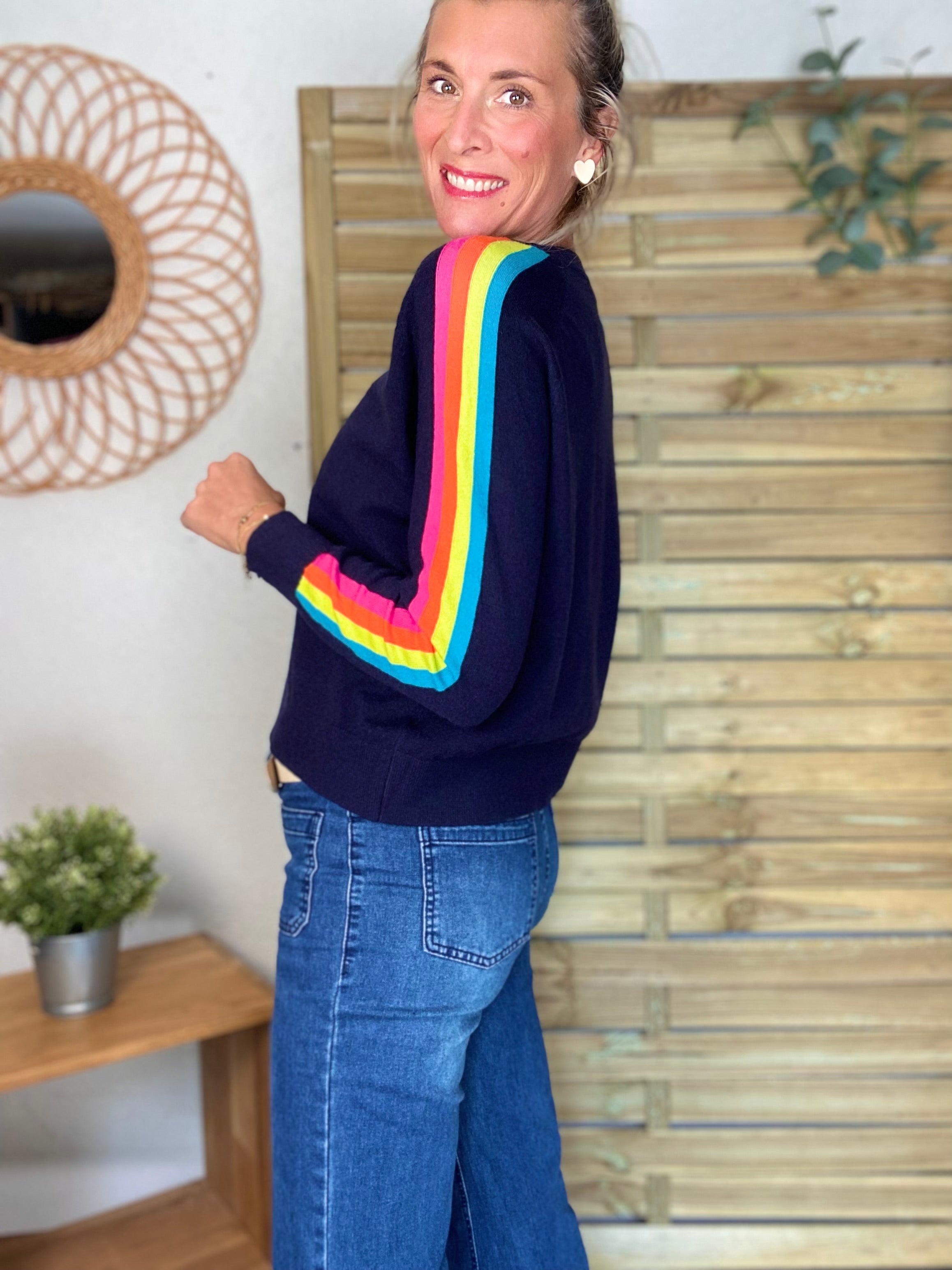 Pull fin avec bandes colorées, col V - RAINBOW 🌈 Bleu marine