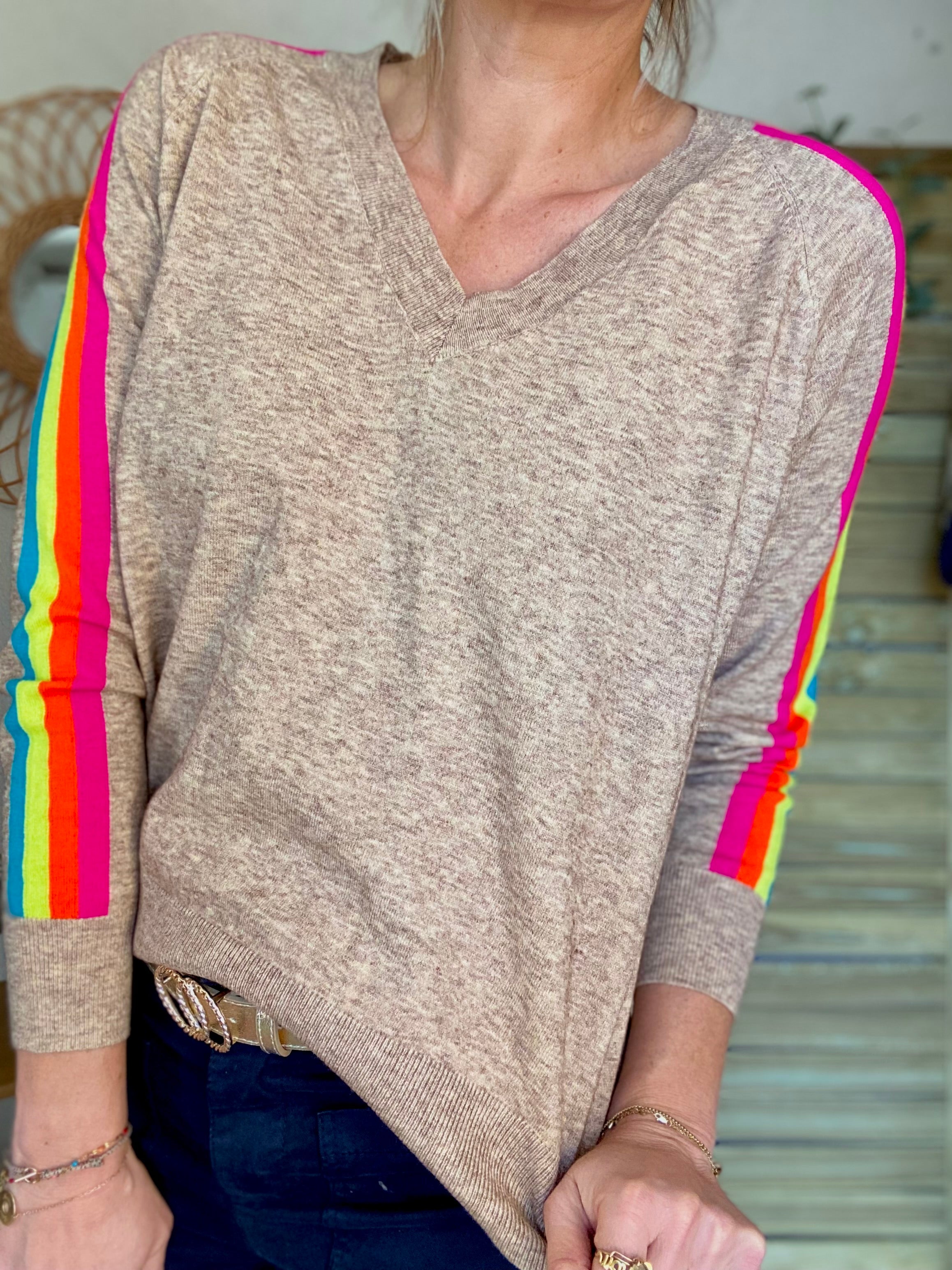 Pull fin avec bandes colorées, col V - RAINBOW 🌈 Taupe chiné