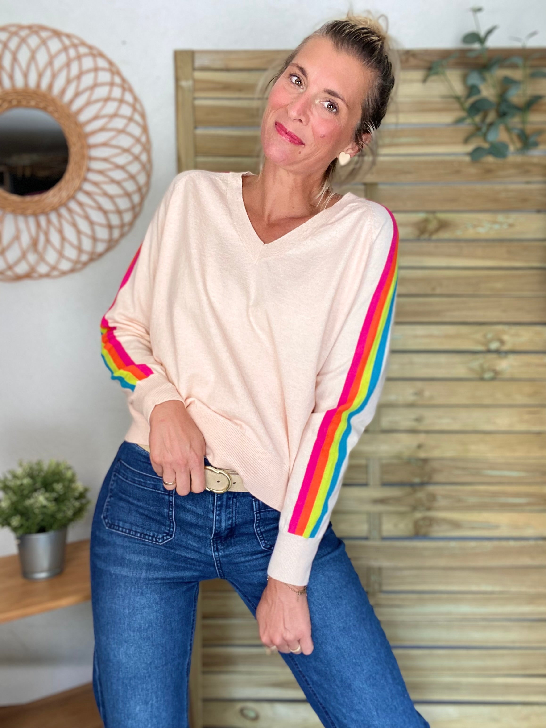 Pull fin avec bandes colorées, col V - RAINBOW 🌈 Rose clair