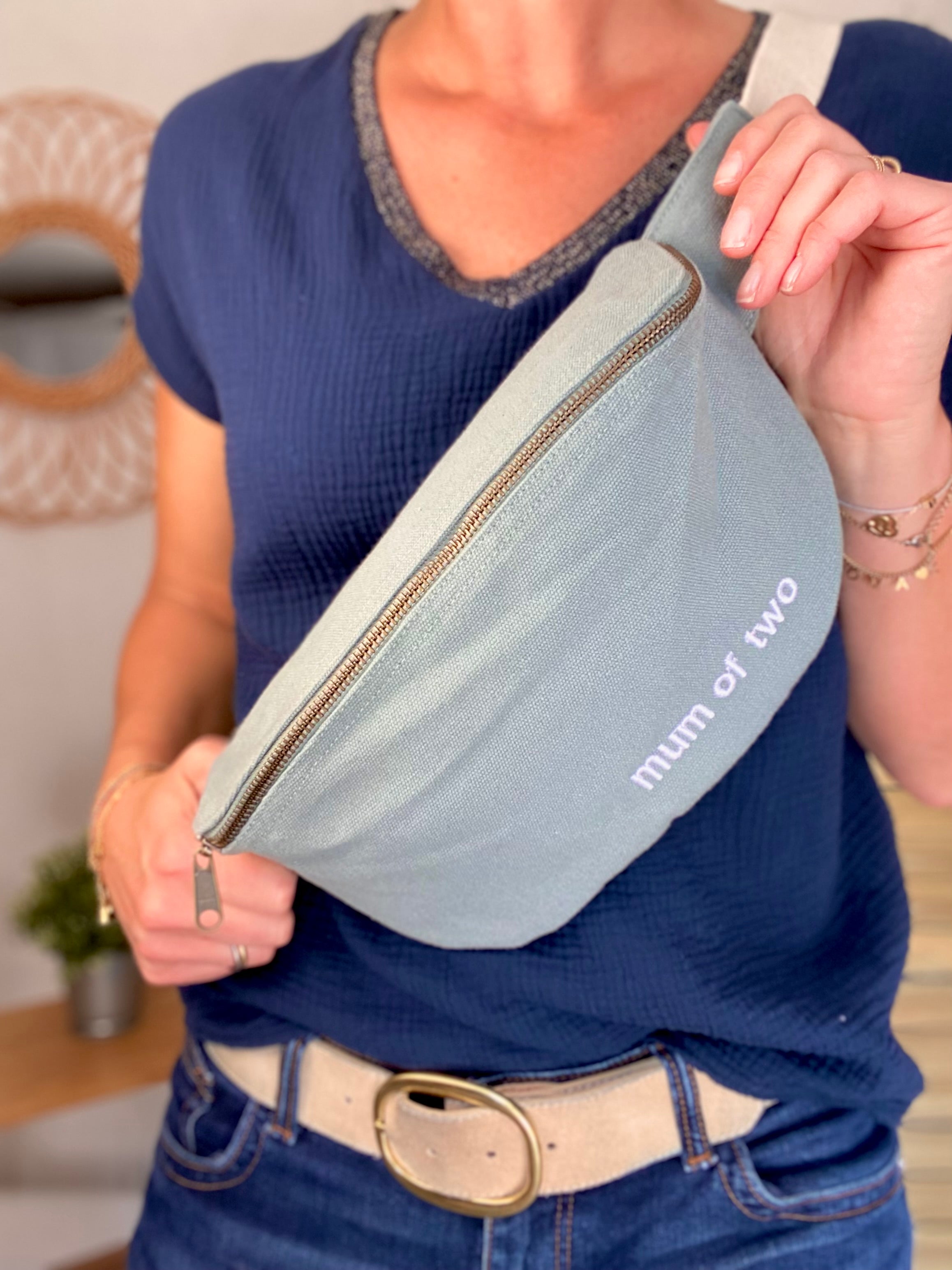 Sac banane en toile MUM OF - Vert sauge - FAMILY IMPACT STORIES