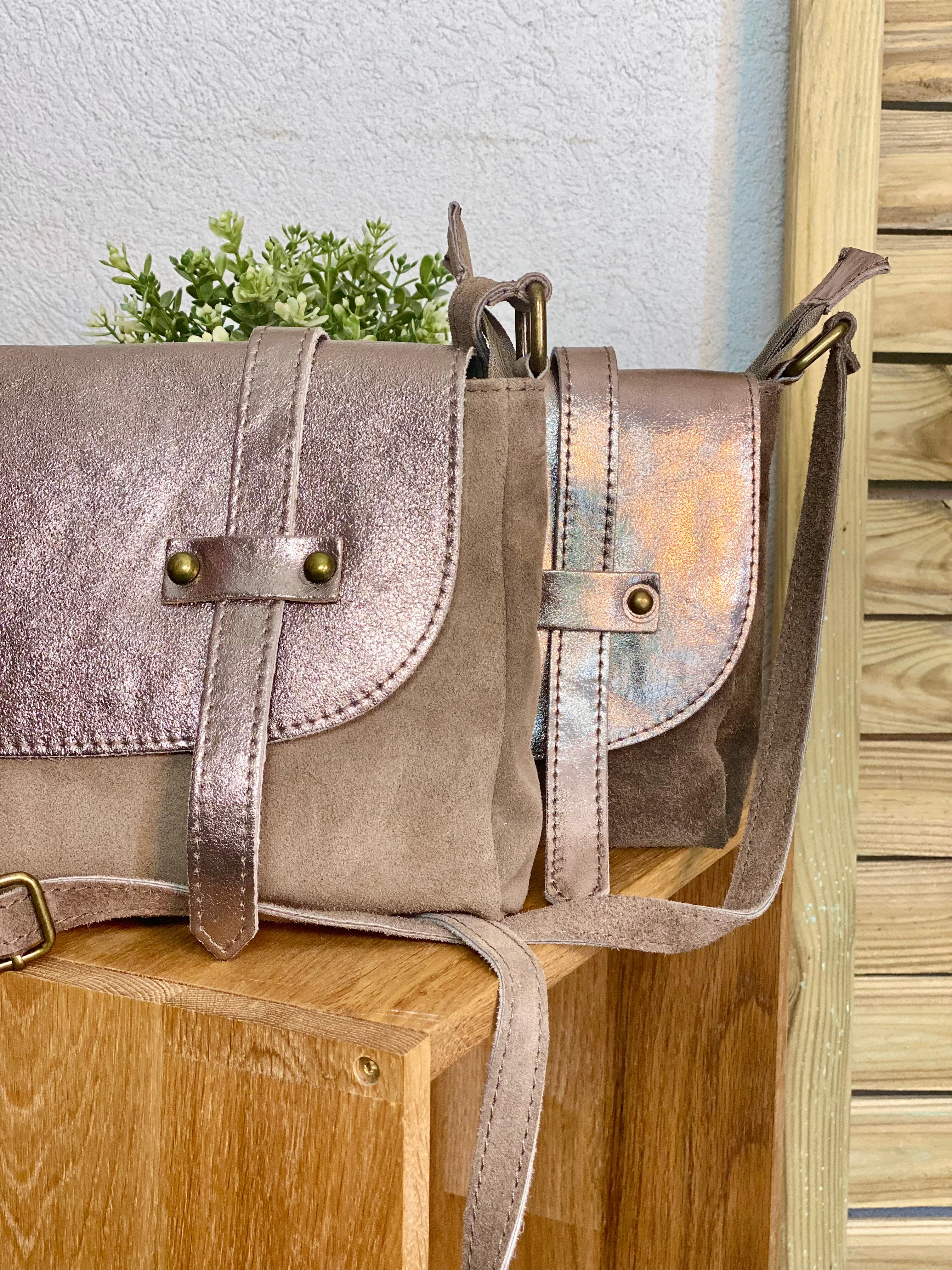 Sac bandoulière en cuir daim et irisé ESMÉE - Taupe