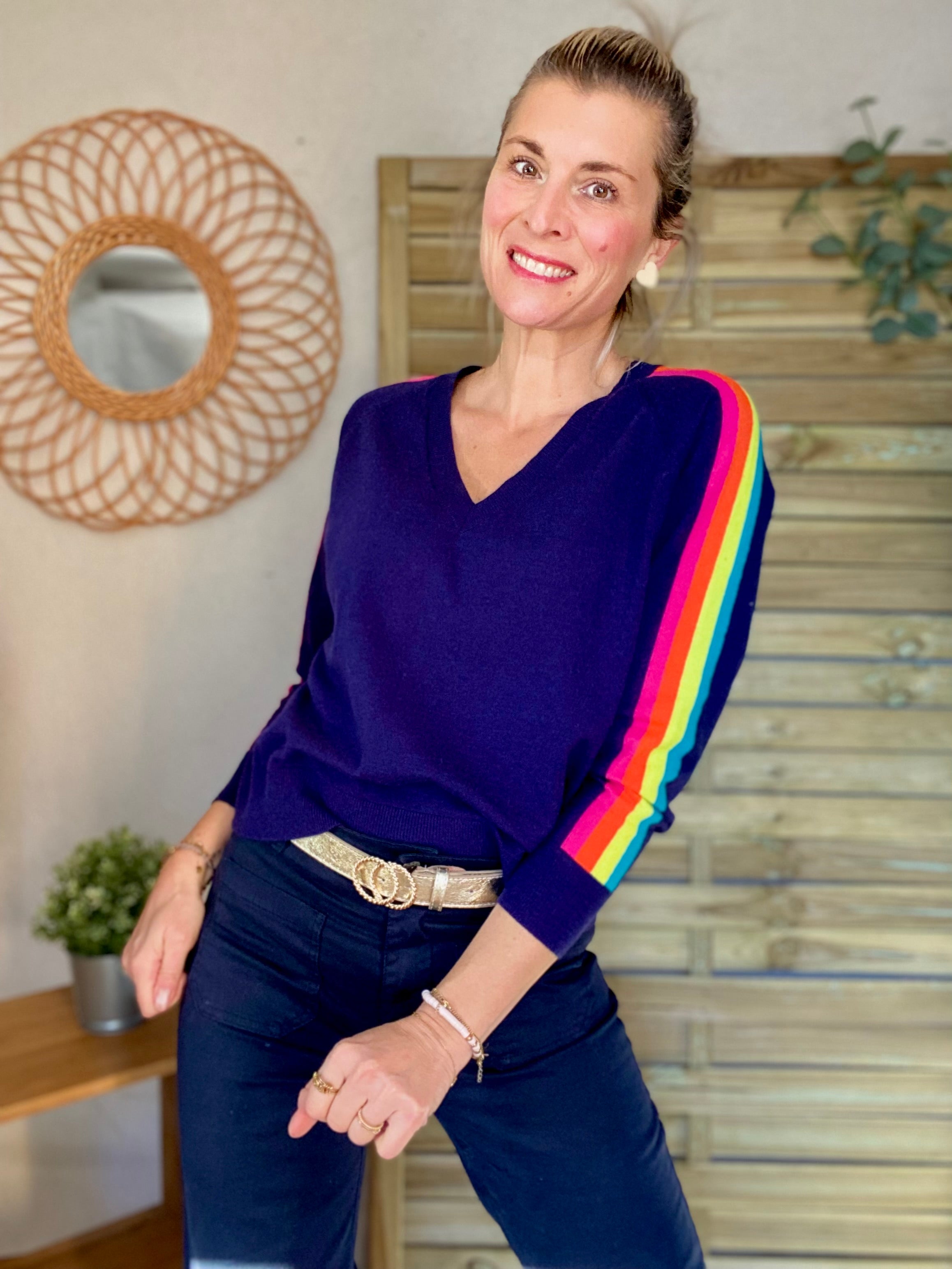 Pull fin avec bandes colorées, col V - RAINBOW 🌈 Bleu marine
