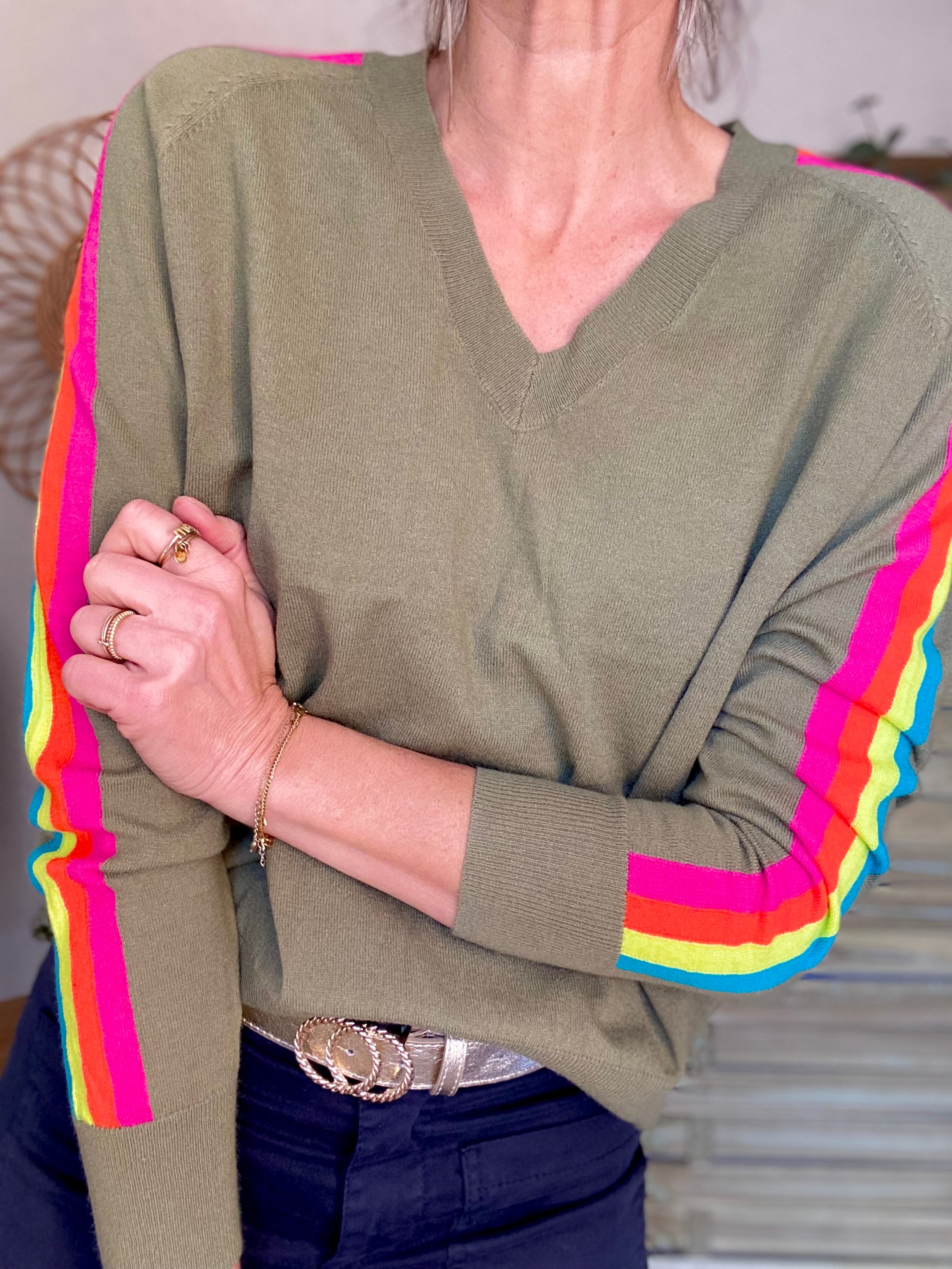 Pull fin avec bandes colorées, col V - RAINBOW 🌈 Kaki
