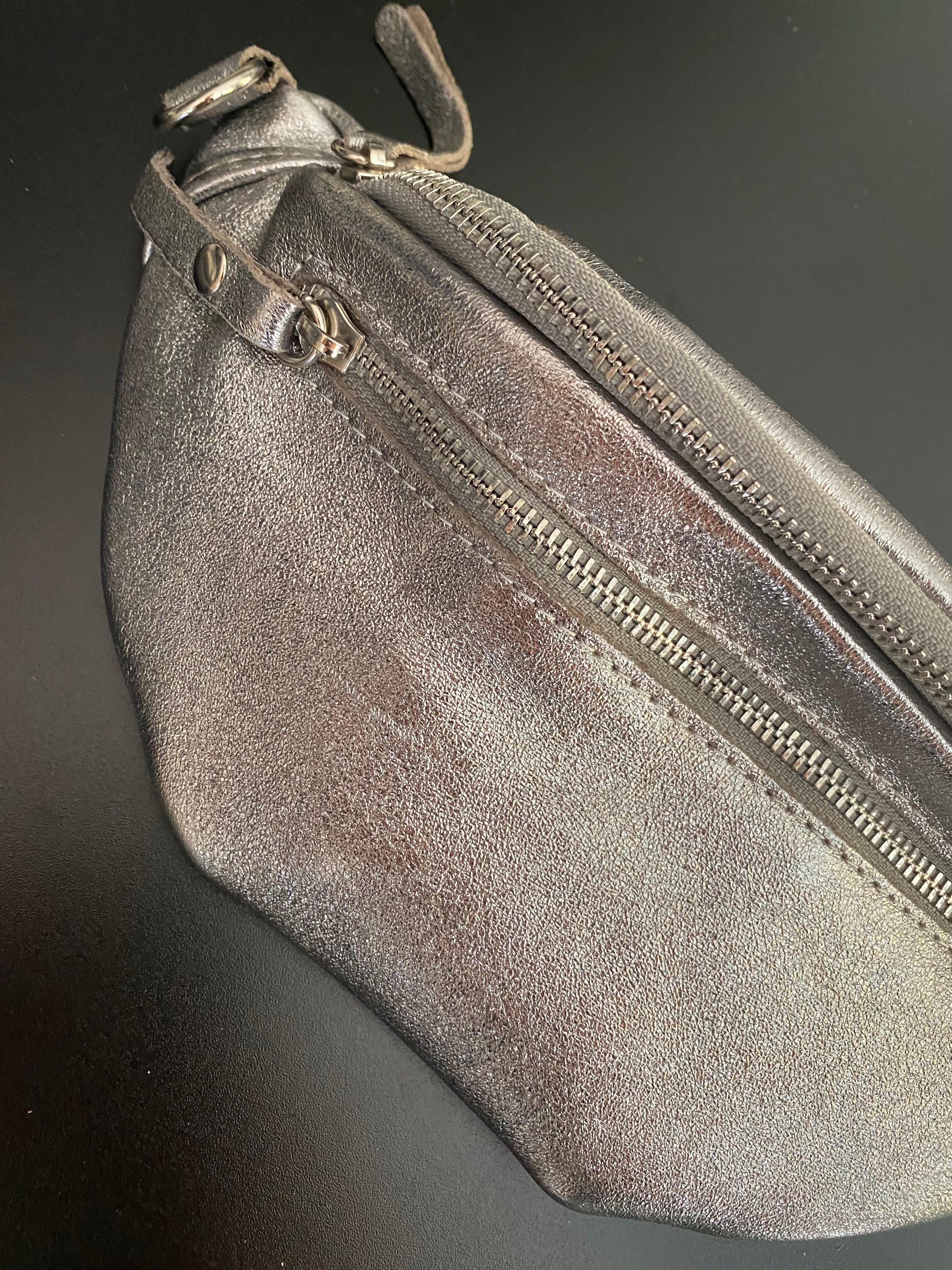 *** IMPERFECTION - Sac banane en cuir irisé double poche - OPALE - Argent