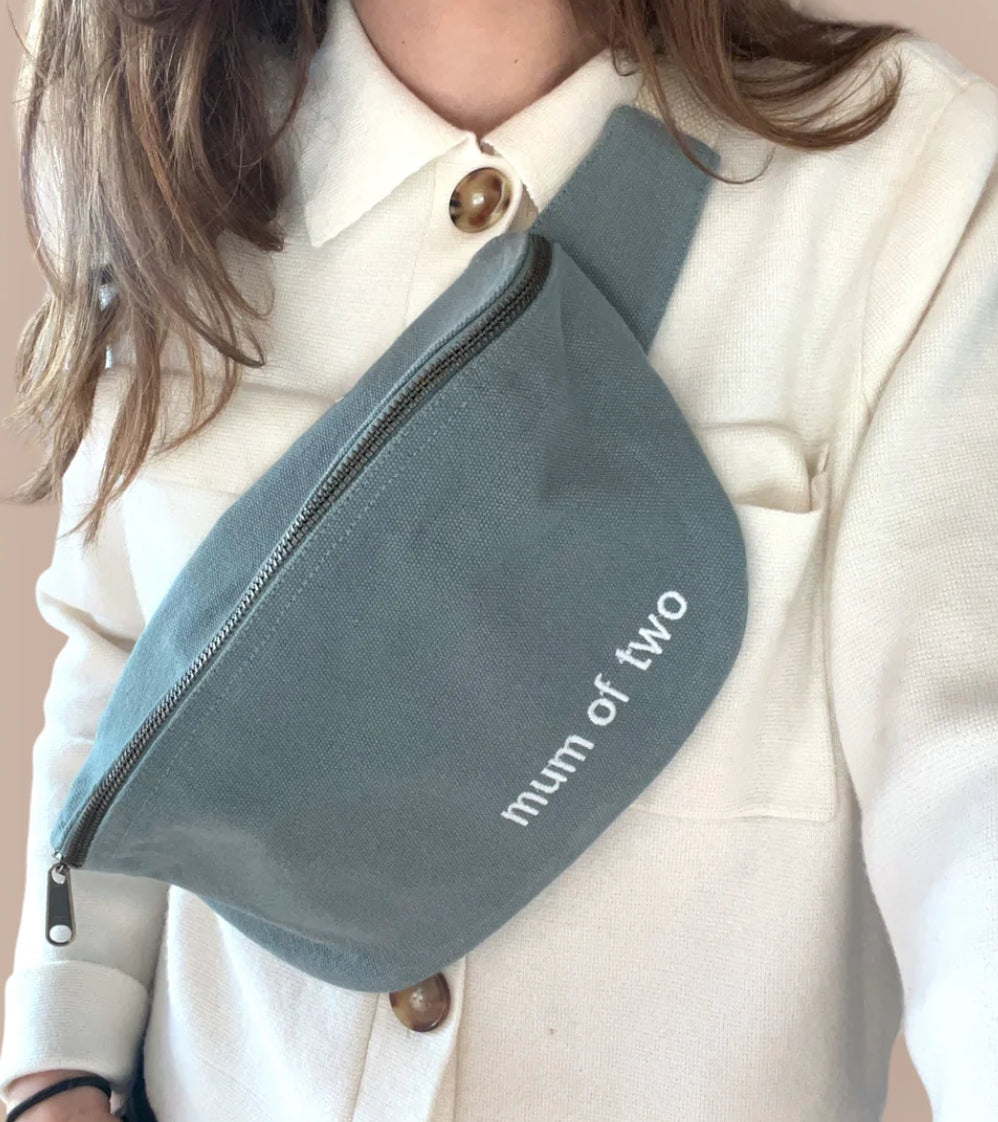 Sac banane en toile MUM OF - Vert sauge - FAMILY IMPACT STORIES