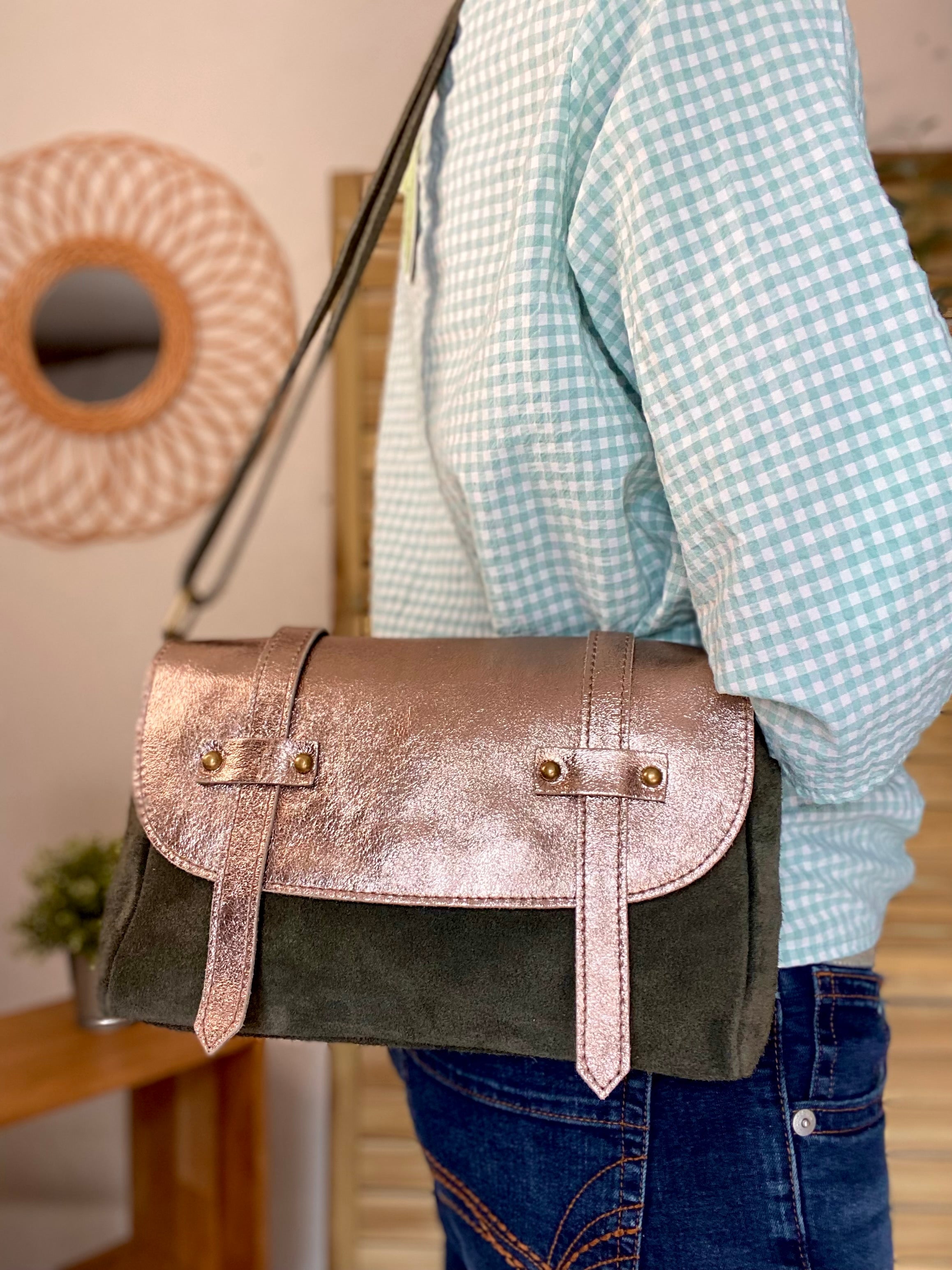 Sac bandoulière en cuir daim et irisé ESMÉE - Kaki