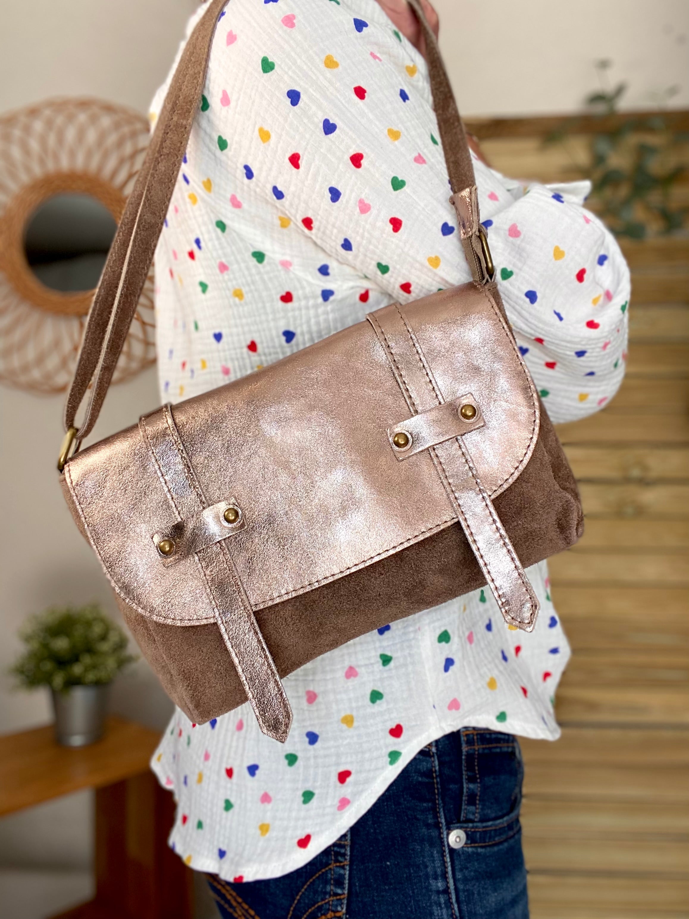 Sac bandoulière en cuir daim et irisé ESMÉE - Taupe