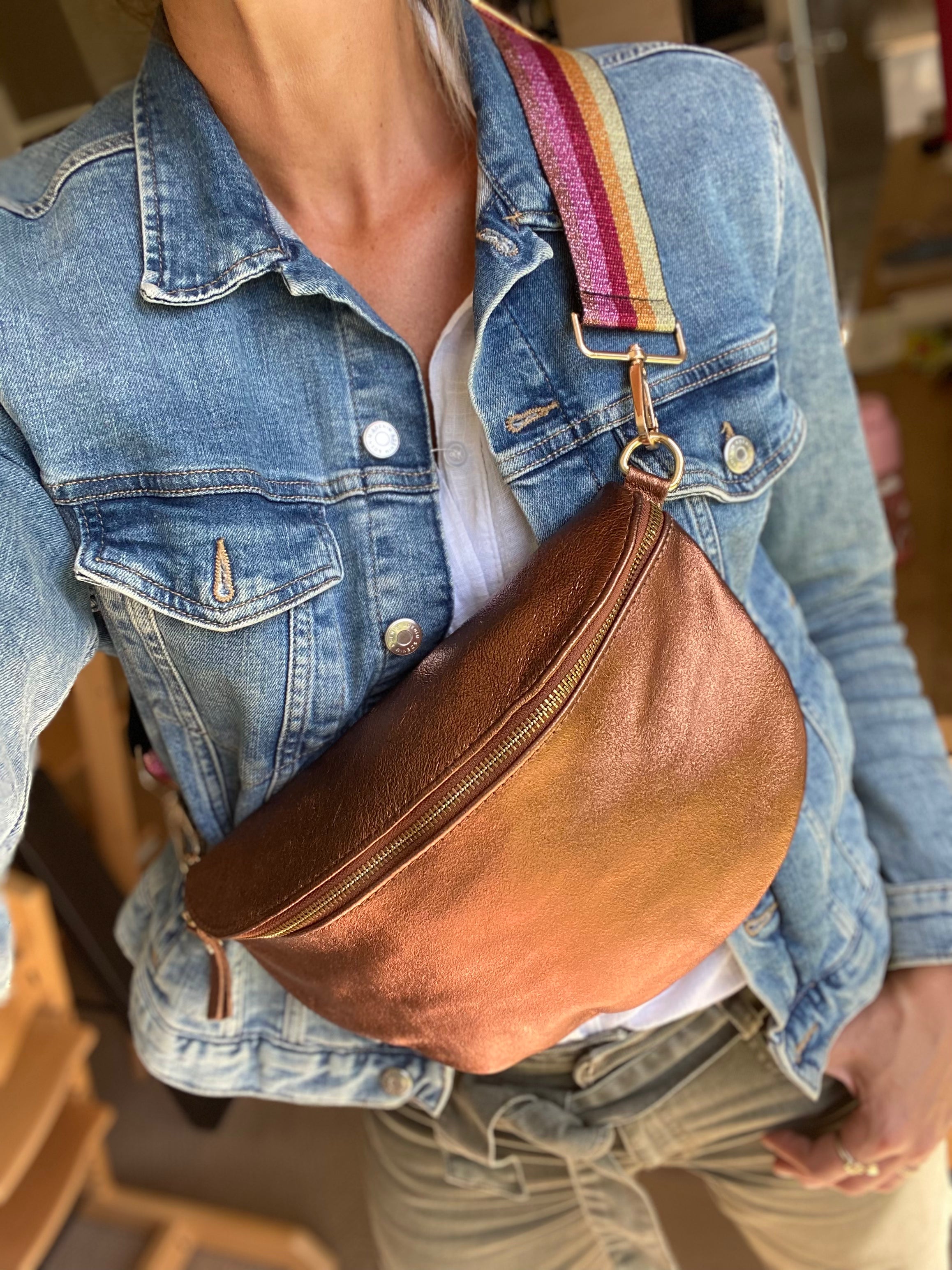 Sac banane XL en cuir irisé 30cm - JANIS - Camel