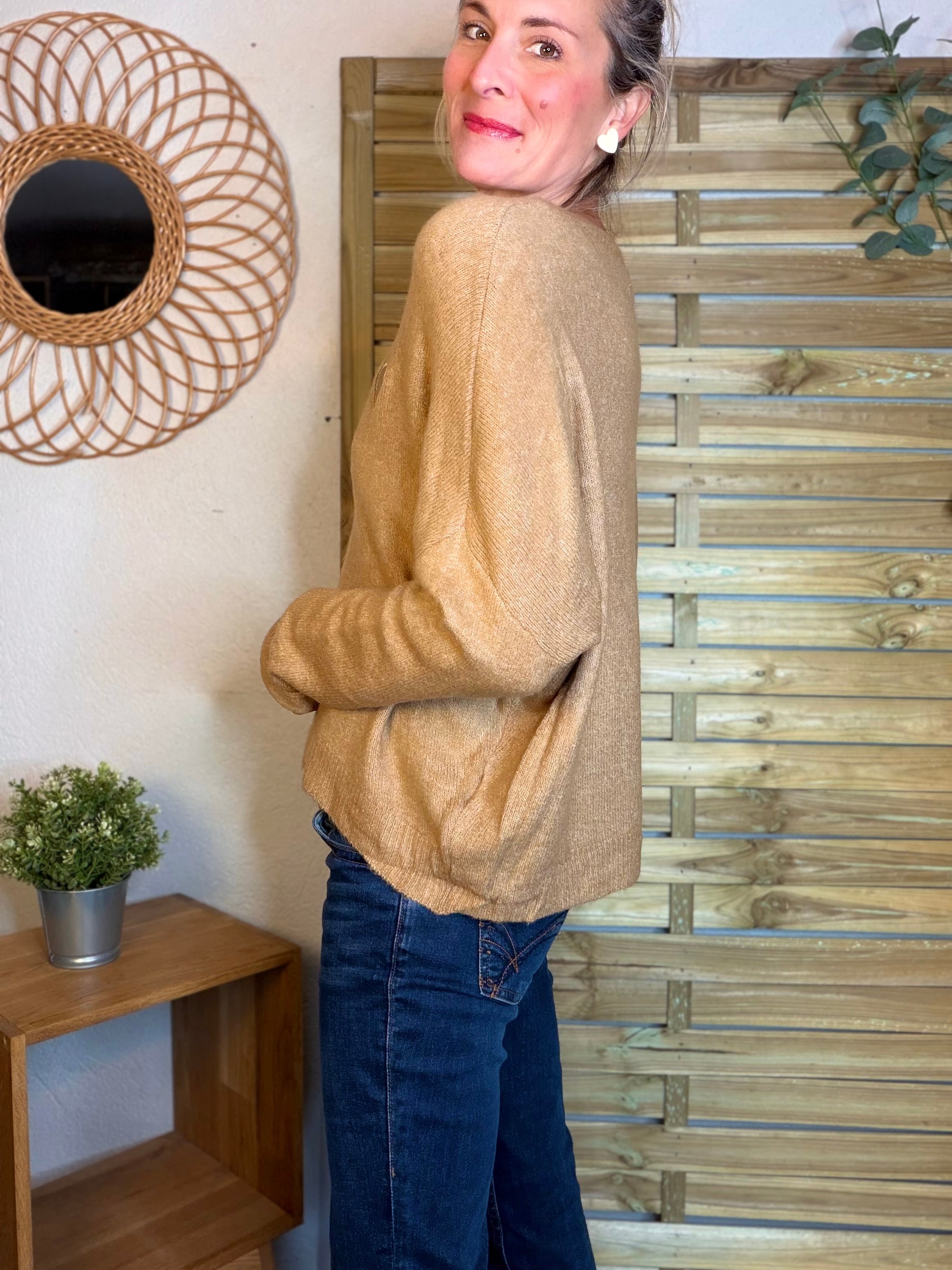 Pull léger en maille cœur doré brodé 💛 MELISSA - Camel