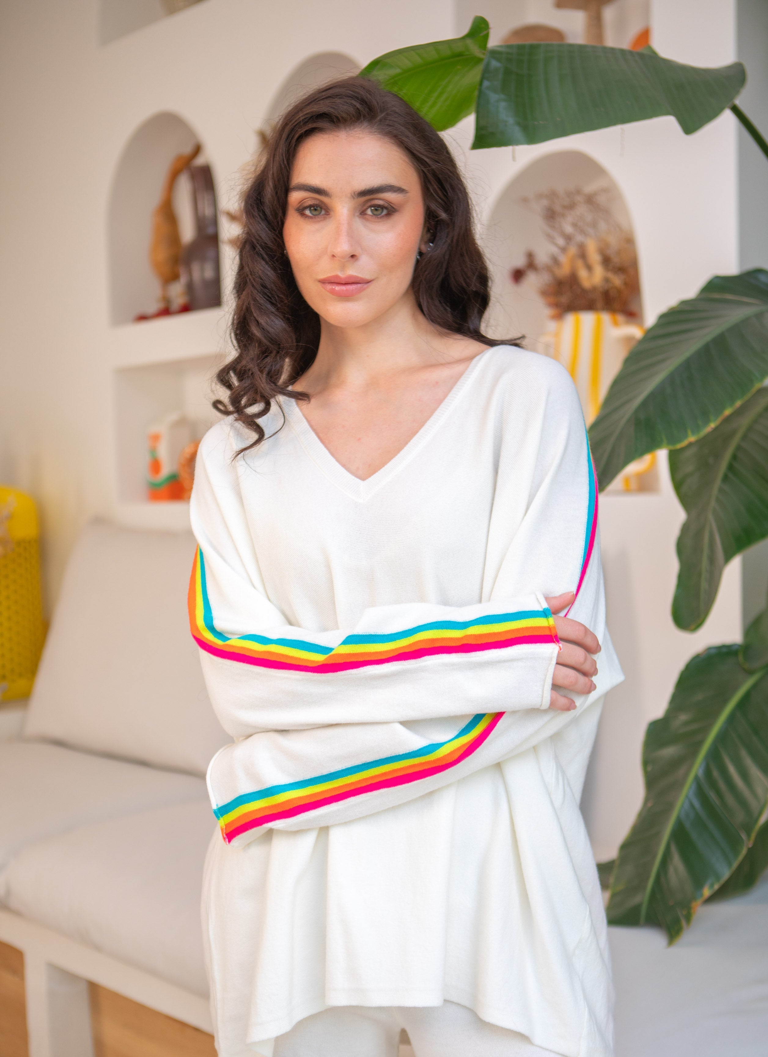 Pull fin avec bandes colorées, col V - RAINBOW OVERSIZE 🌈 Écru