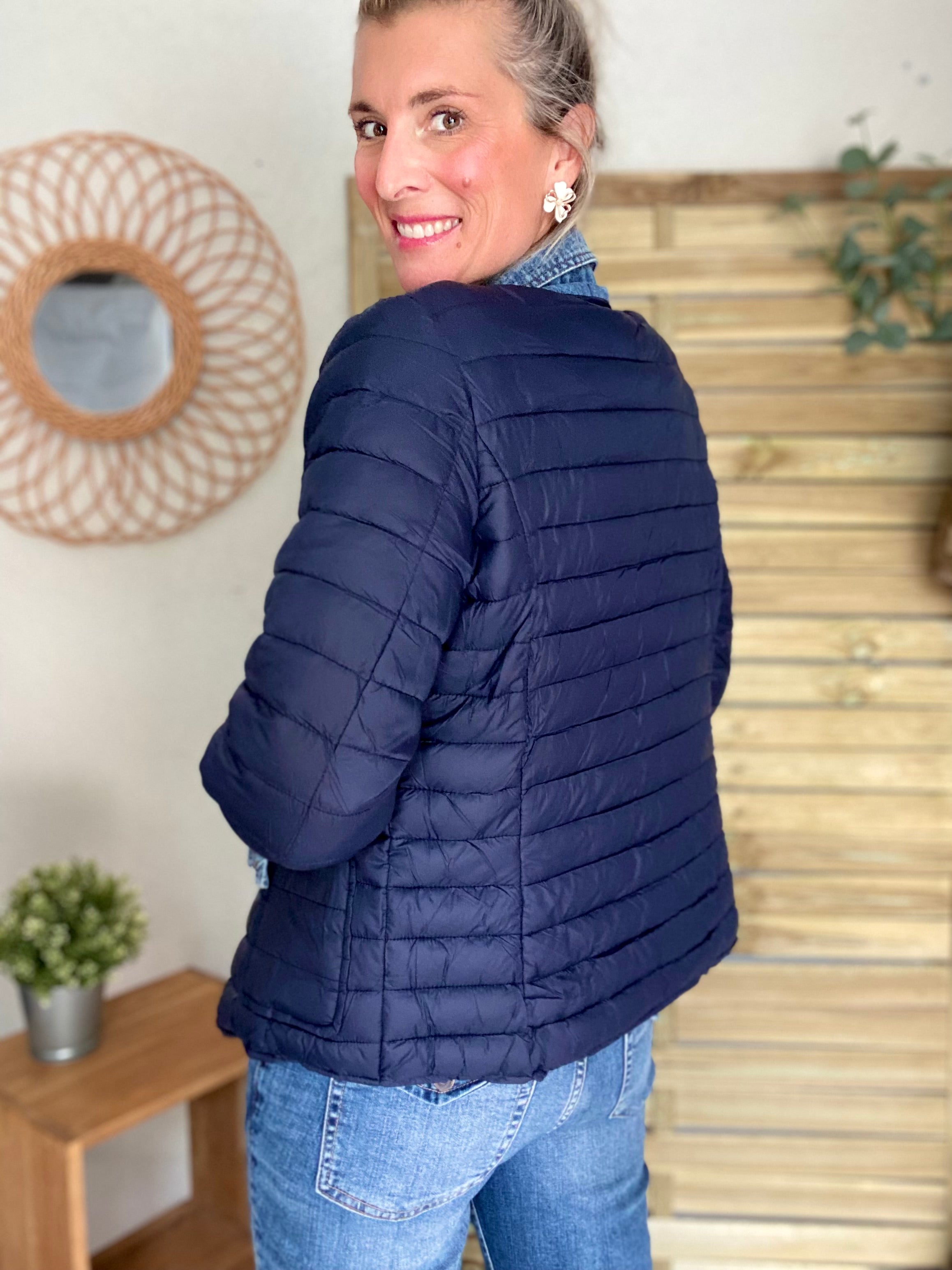 *** PROMO - Tailles 34 (XS), 36 et 52 (6XL) - Veste Jean / Doudoune légère JACKIE - Bleu marine