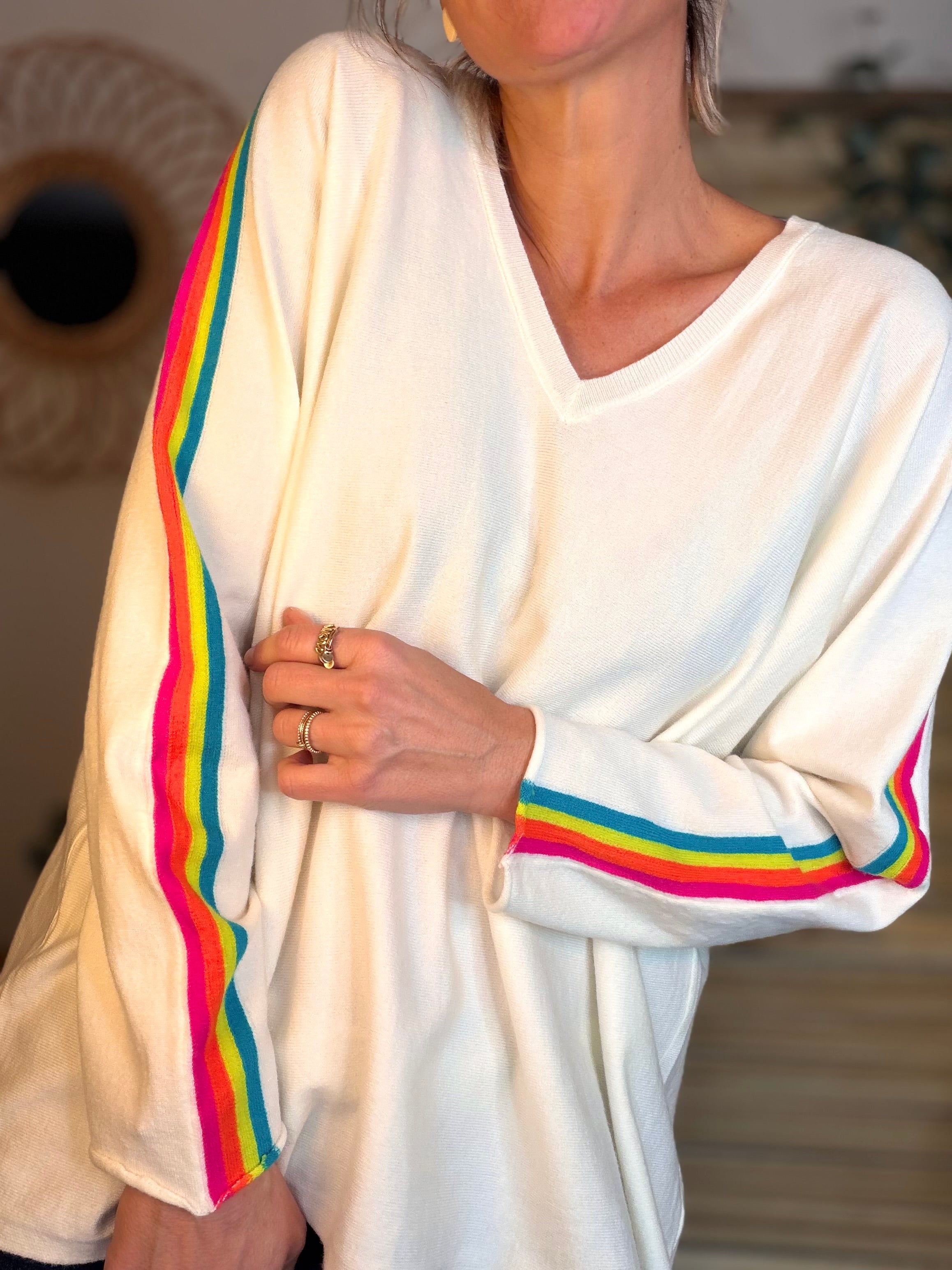 Pull fin avec bandes colorées, col V - RAINBOW OVERSIZE 🌈 Écru