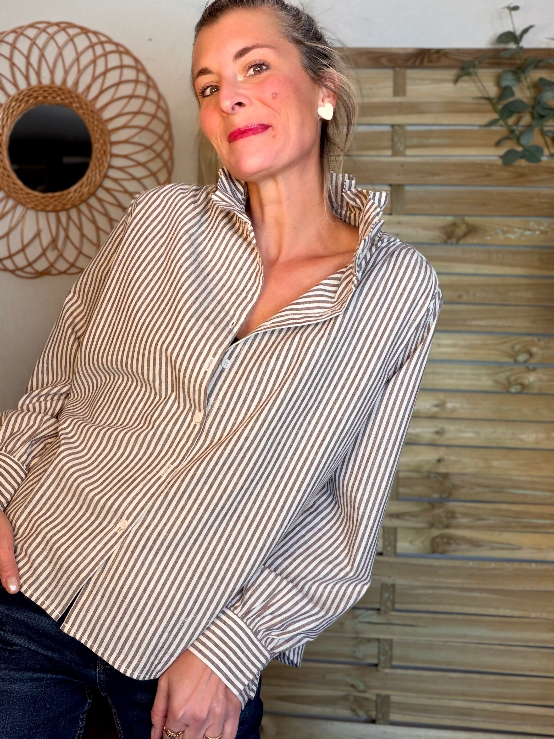 Chemise en coton rayée col victorien BRIGITTE - Café