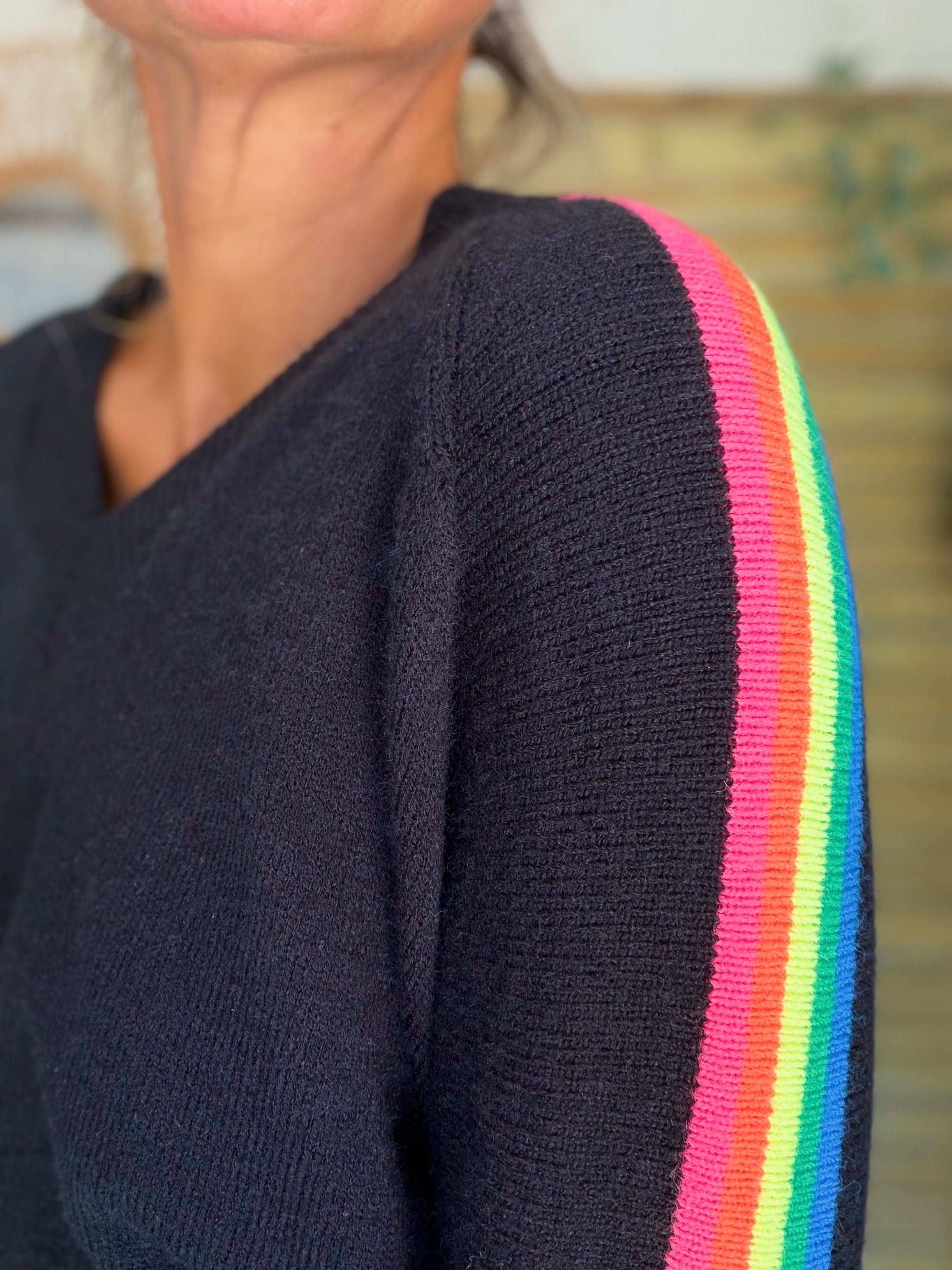 Pull épais avec bandes colorées, col V - RAINBOW 🌈 Noir - Winter 2026