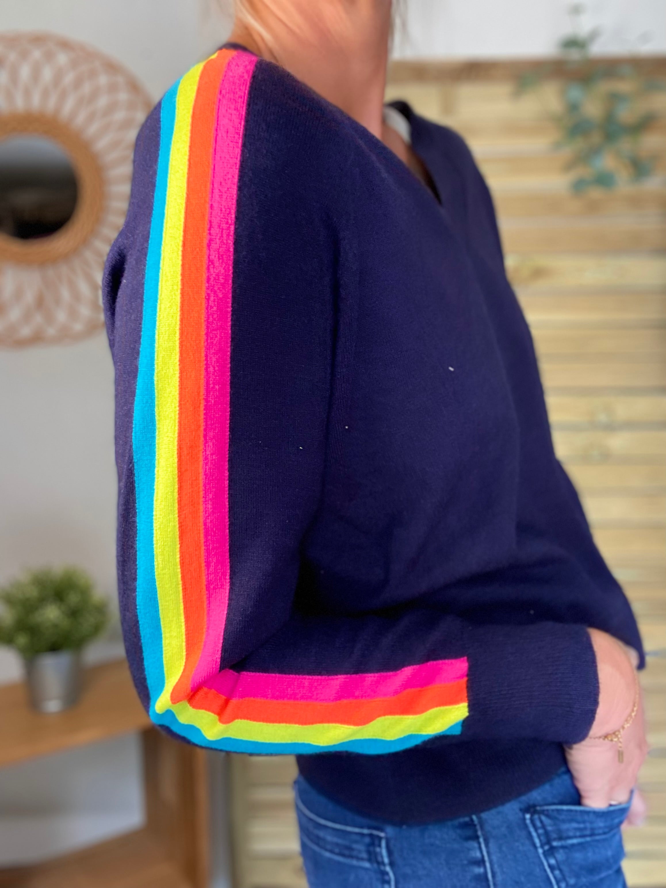 Pull fin avec bandes colorées, col V - RAINBOW 🌈 Bleu marine