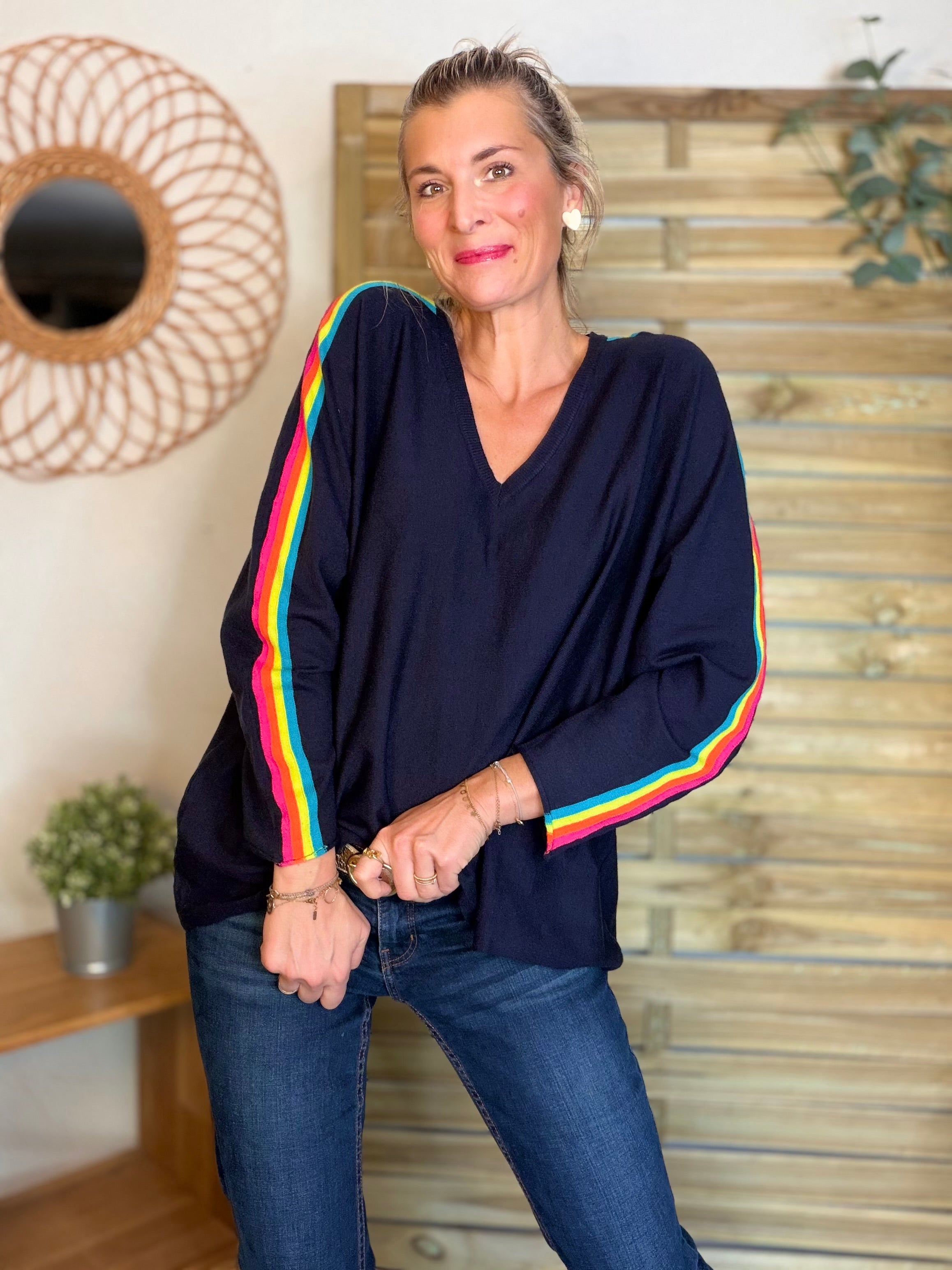 Pull fin avec bandes colorées, col V - RAINBOW OVERSIZE 🌈 Bleu marine