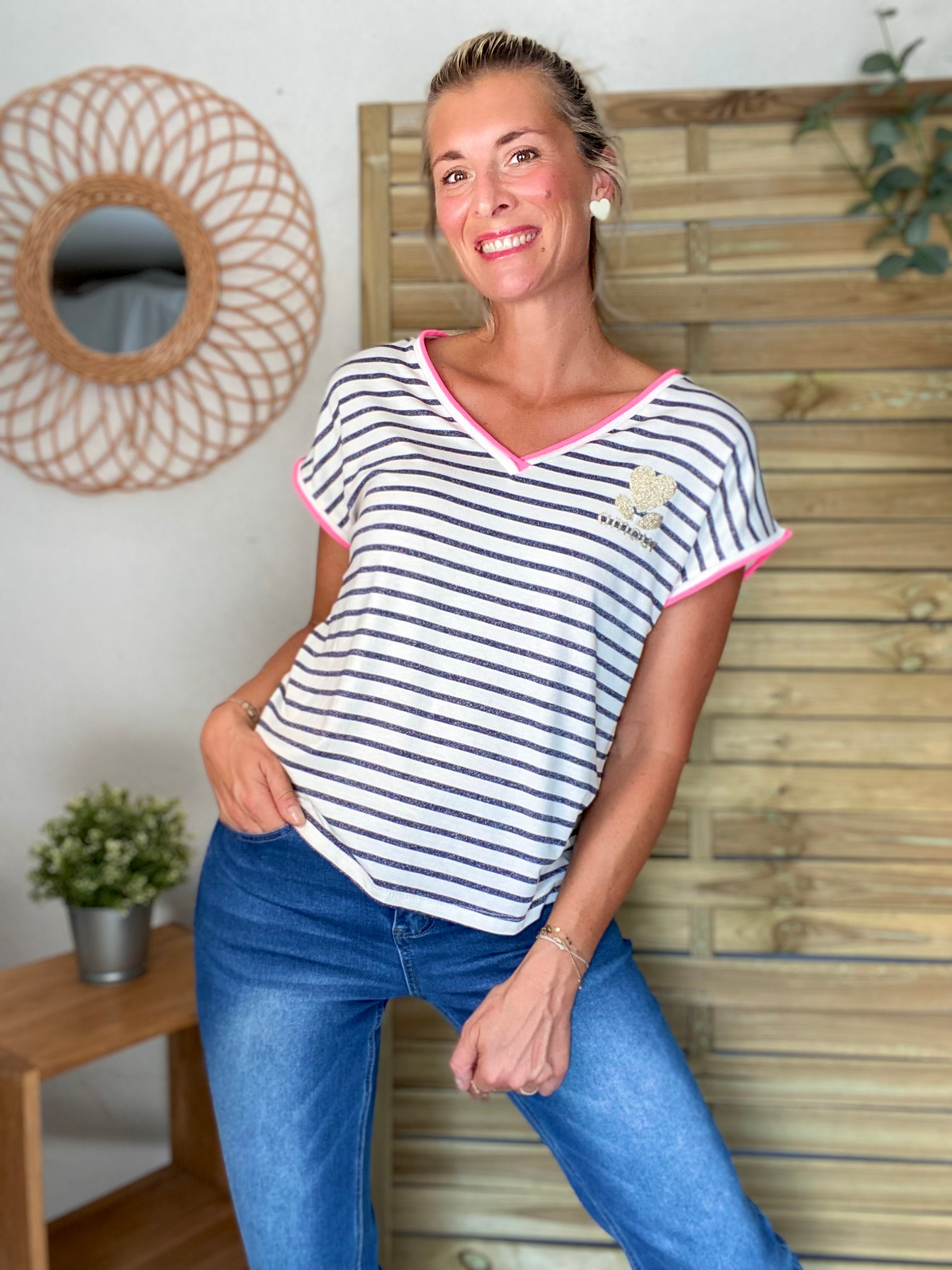 Top rayé col V amour 💛 CLAUDIE - Bleu marine / Rose fluo