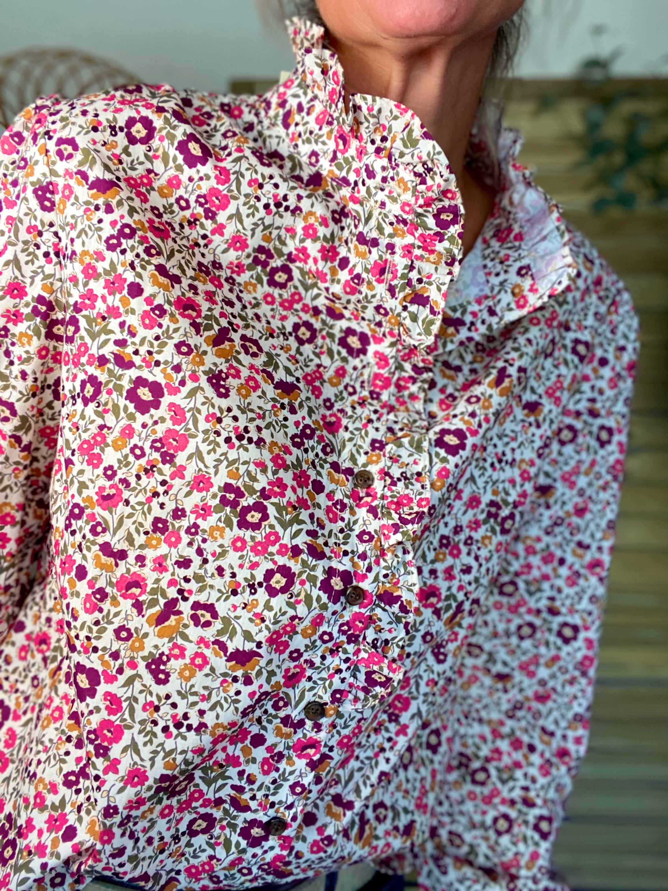 Chemise imprimé Liberty rose, col victorien volanté HÉLOÏSE