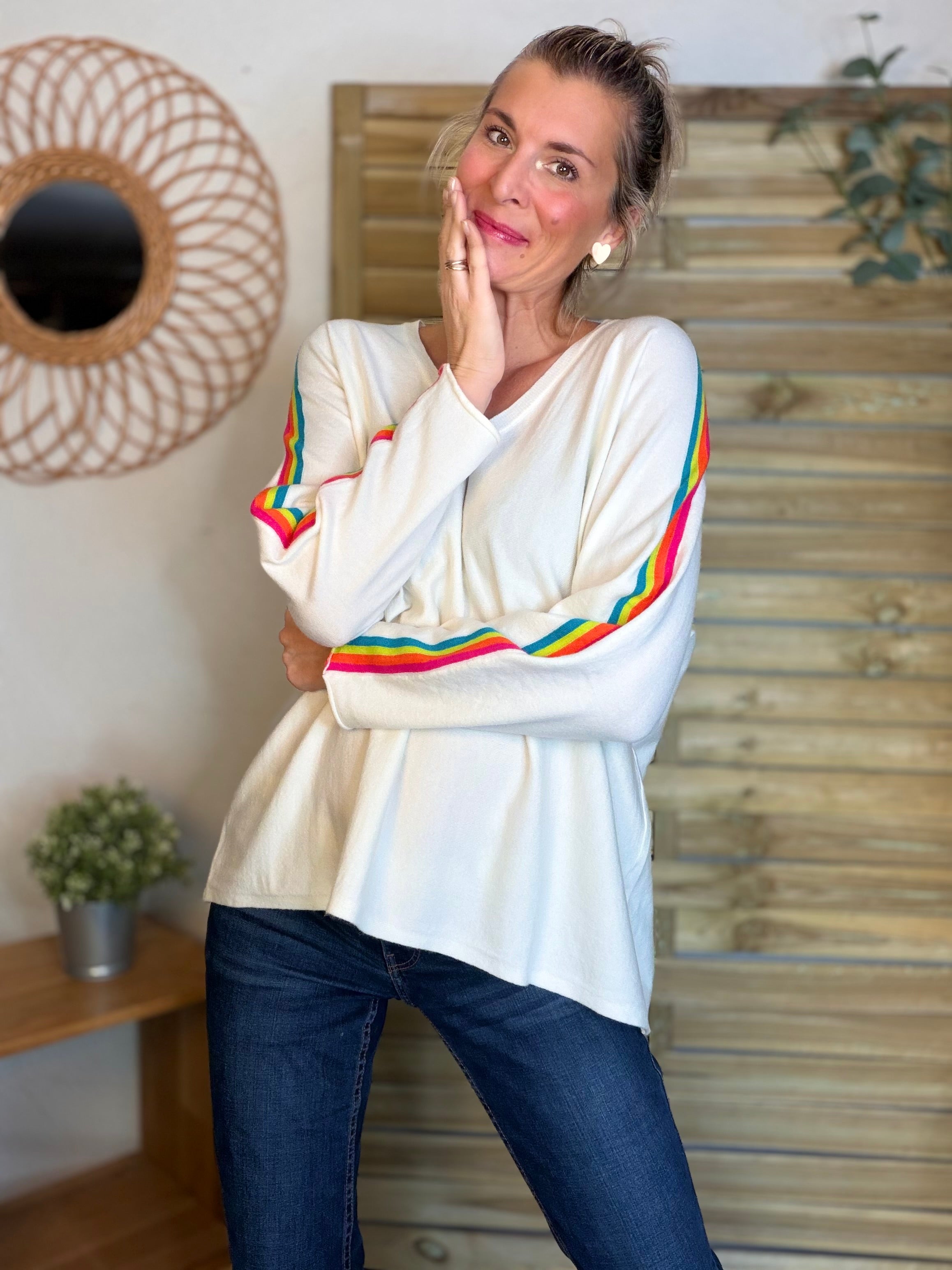 Pull fin avec bandes colorées, col V - RAINBOW OVERSIZE 🌈 Écru