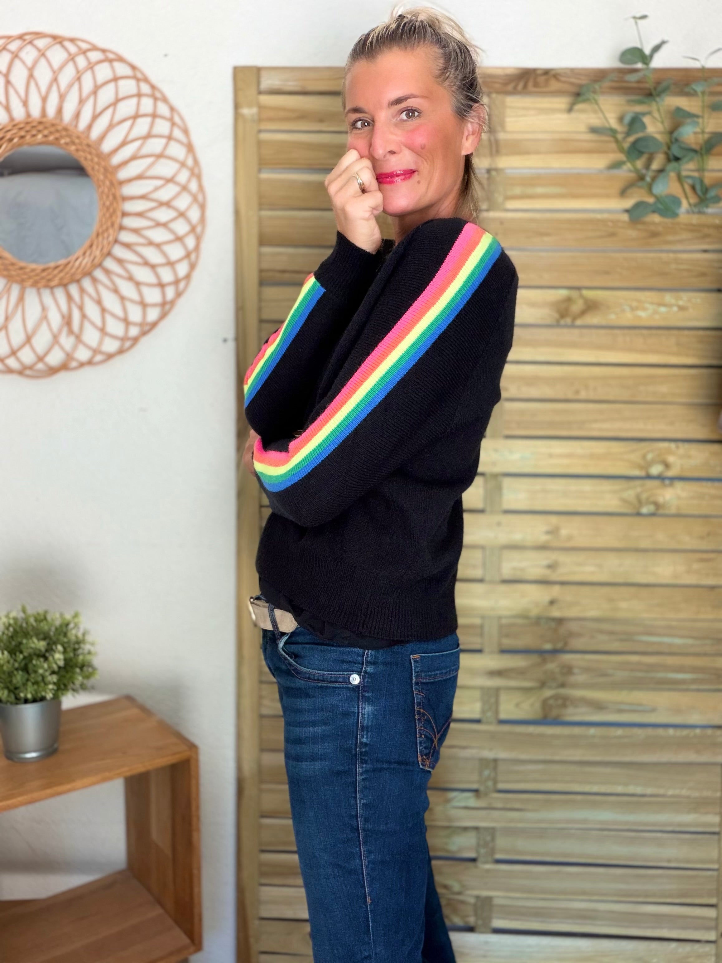 Pull épais avec bandes colorées, col V - RAINBOW 🌈 Noir - Winter 2026