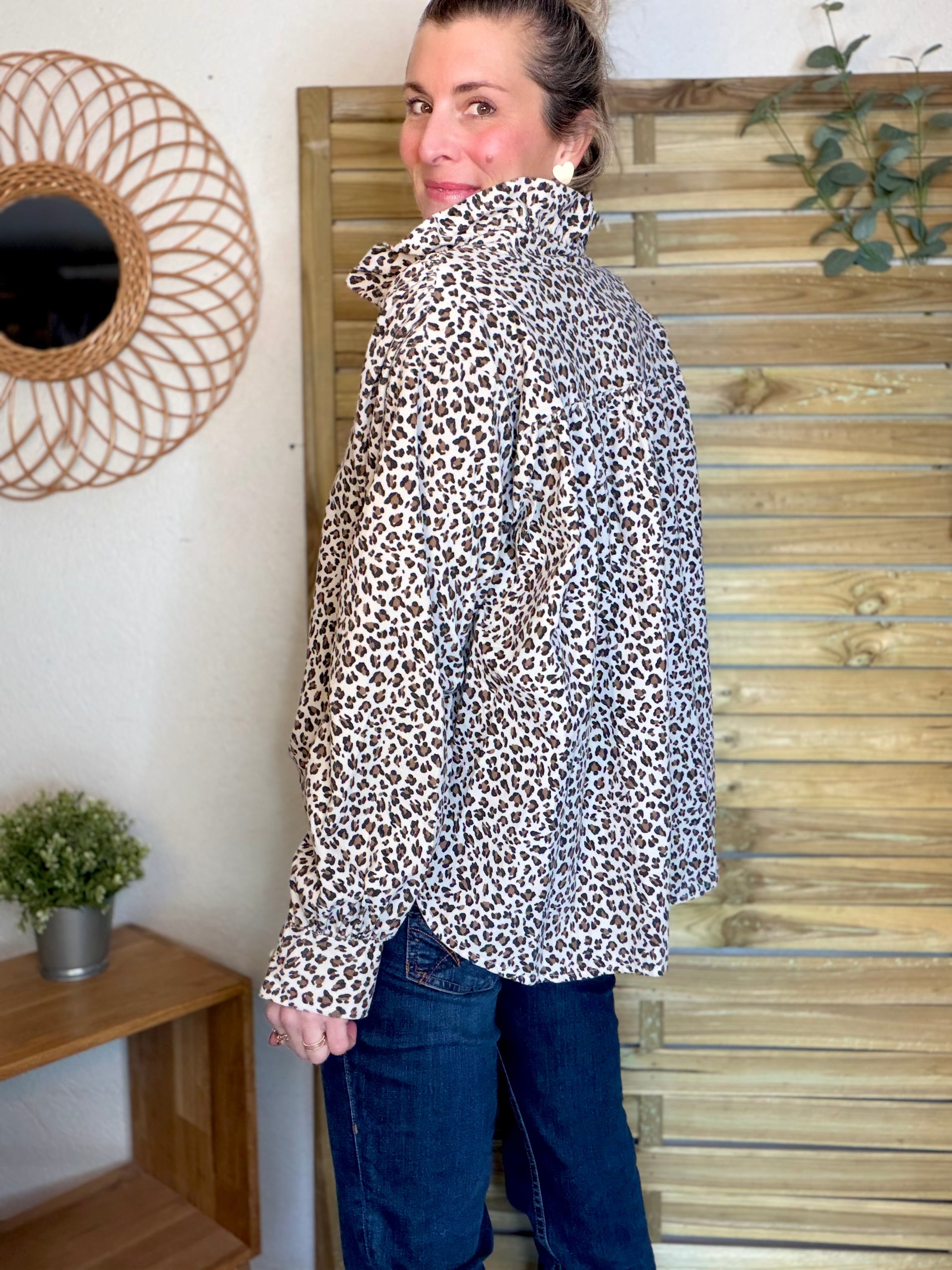 Chemise en velours côtelé fin coton, col volanté FRIDA - Léo beige 🐆