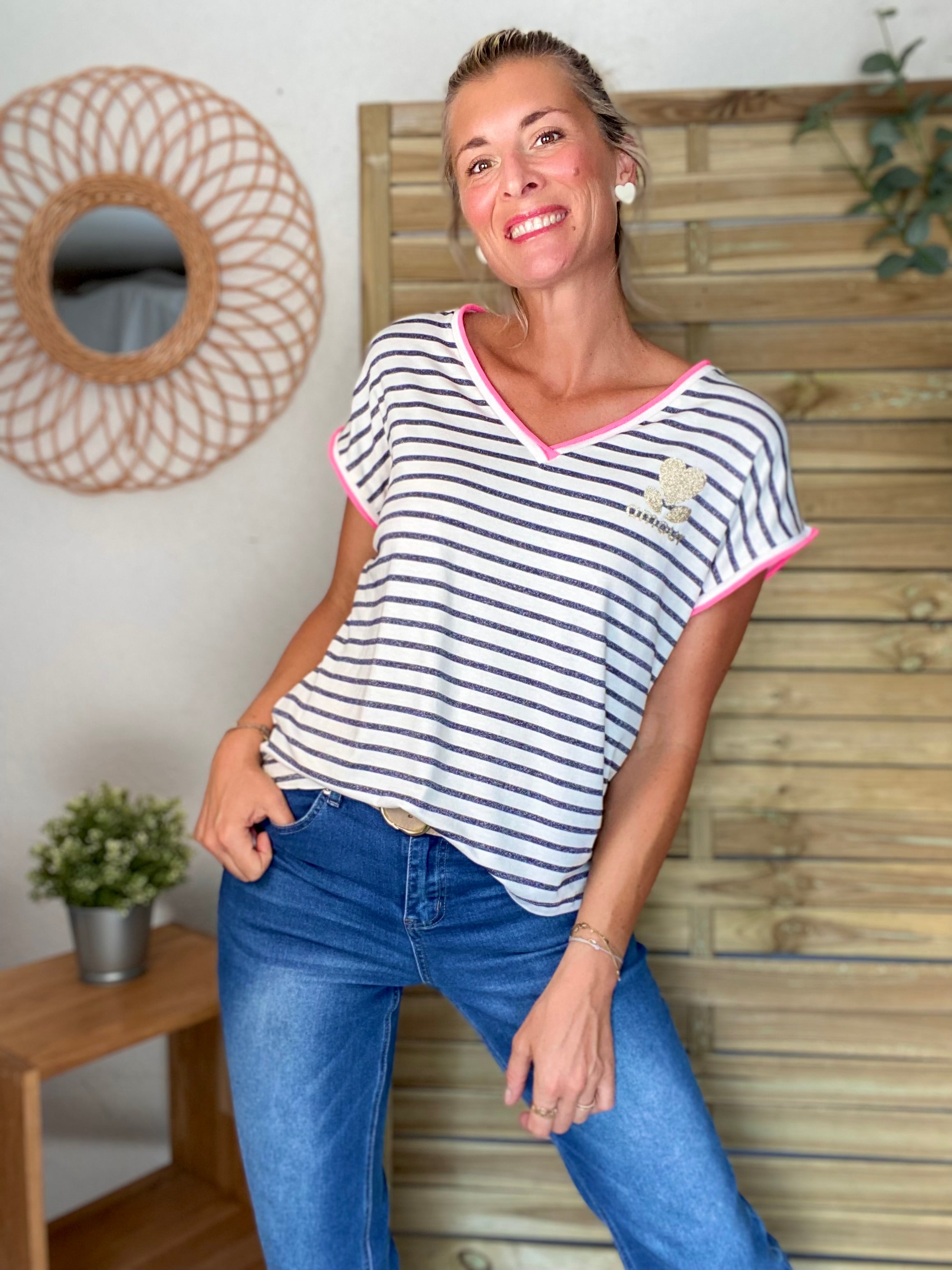 Top rayé col V amour 💛 CLAUDIE - Bleu marine / Rose fluo