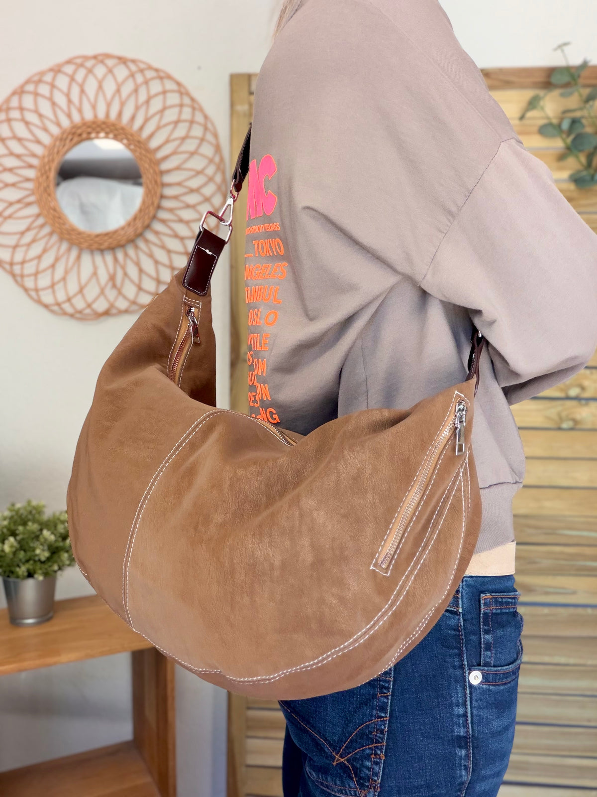 Sac besace XXL en simili cuir brossé - HAROLD Taupe