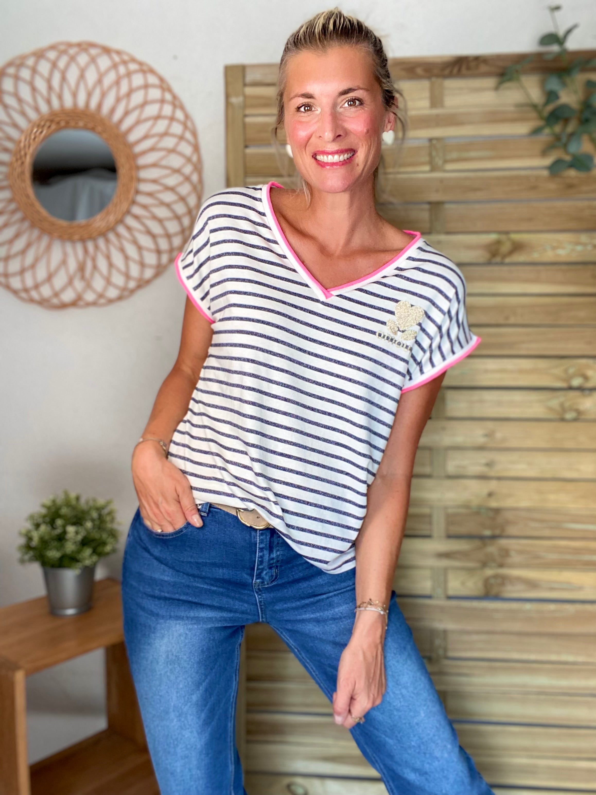 Top rayé col V amour 💛 CLAUDIE - Bleu marine / Rose fluo