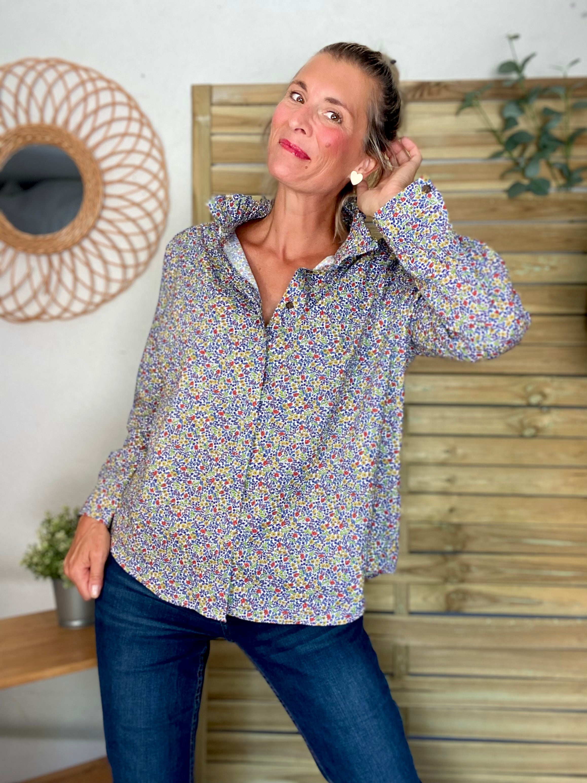 Chemise imprimée Liberty bleu, col victorien volanté CHARLOTTE