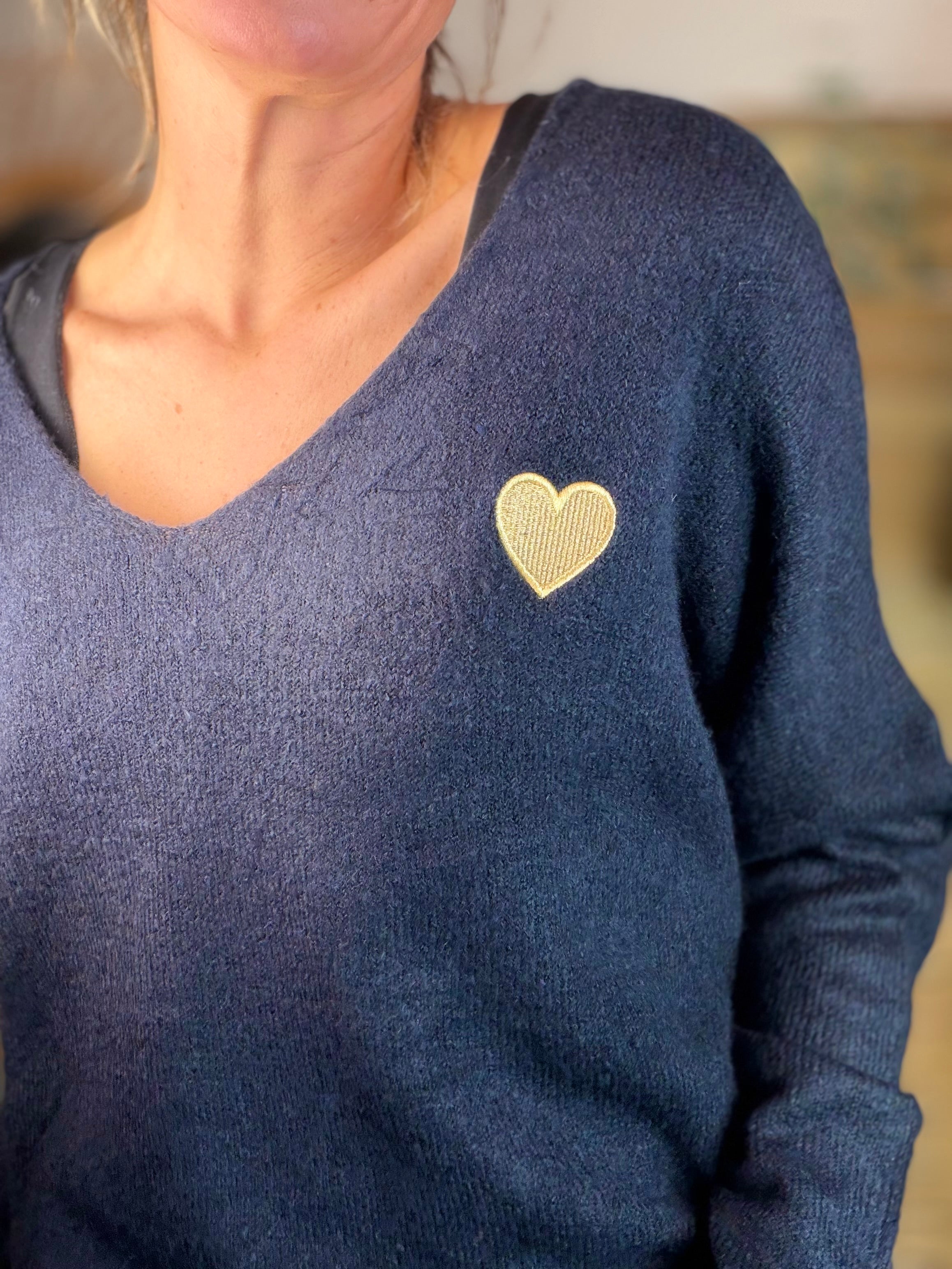 Pull léger en maille col V cœur doré brodé 💛 MELINA - Bleu marine
