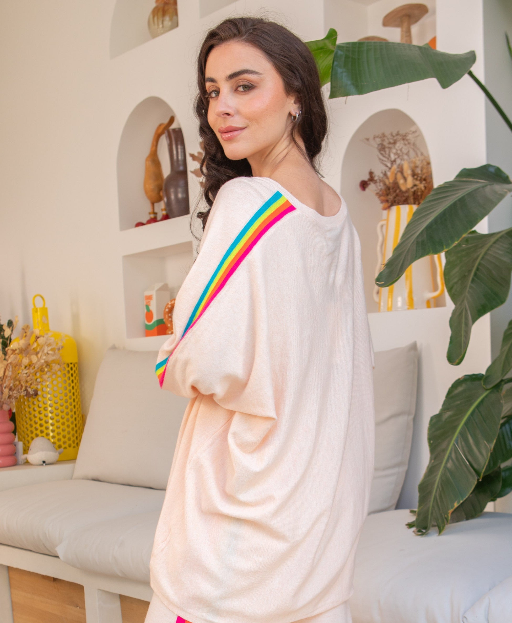 Pull fin avec bandes colorées, col V - RAINBOW OVERSIZE 🌈 Rose orangé