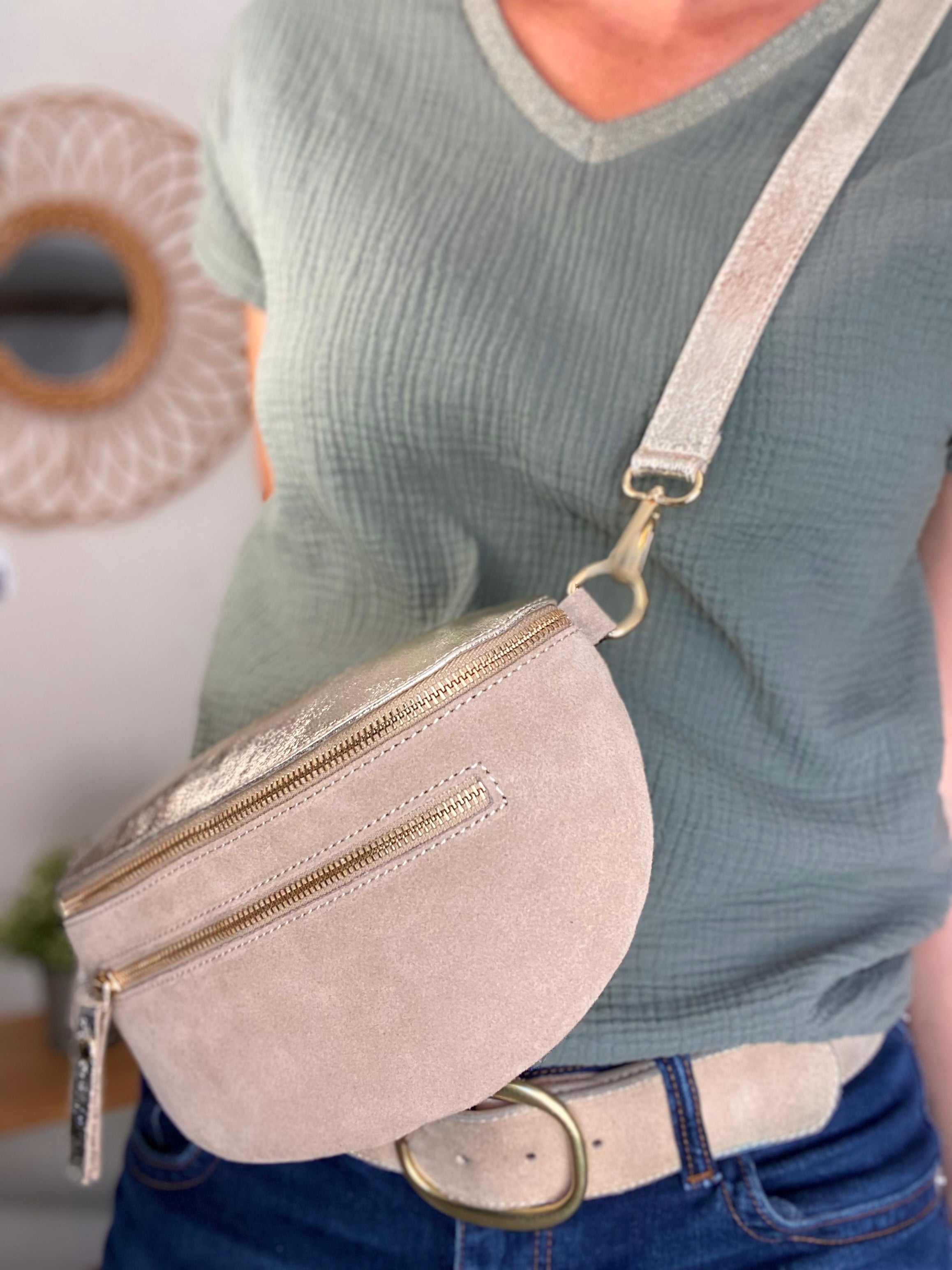 Sac banane en croûte de cuir et irisé + poche avant ALISON - Beige / Doré