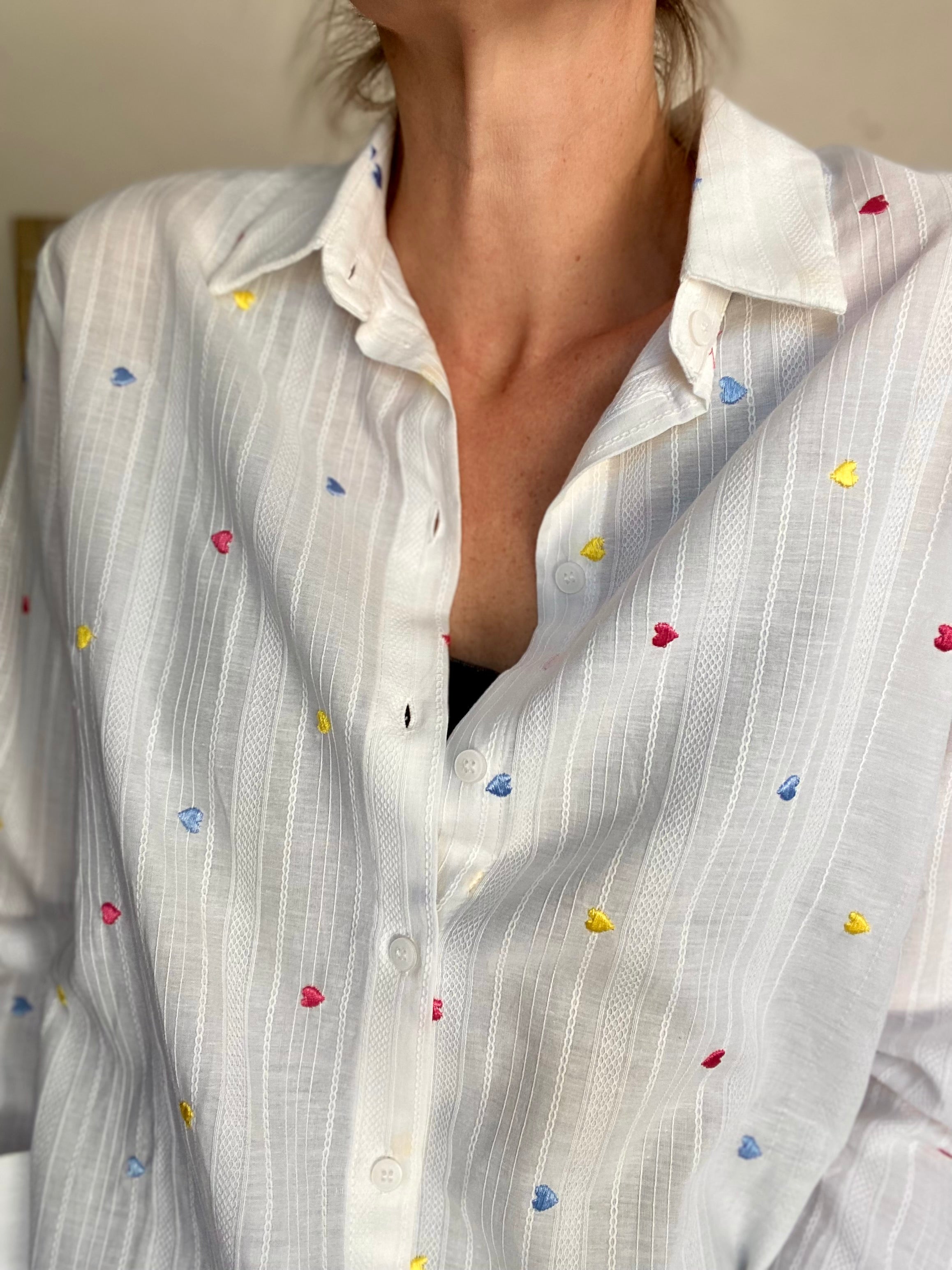 Chemise en coton avec cœurs brodés LÉA - FIN DE SÉRIE