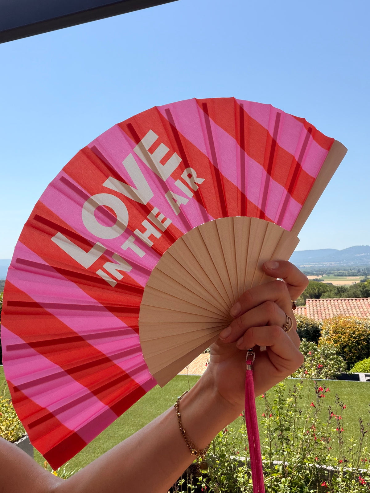 Éventail coloré à message avec bandoulière