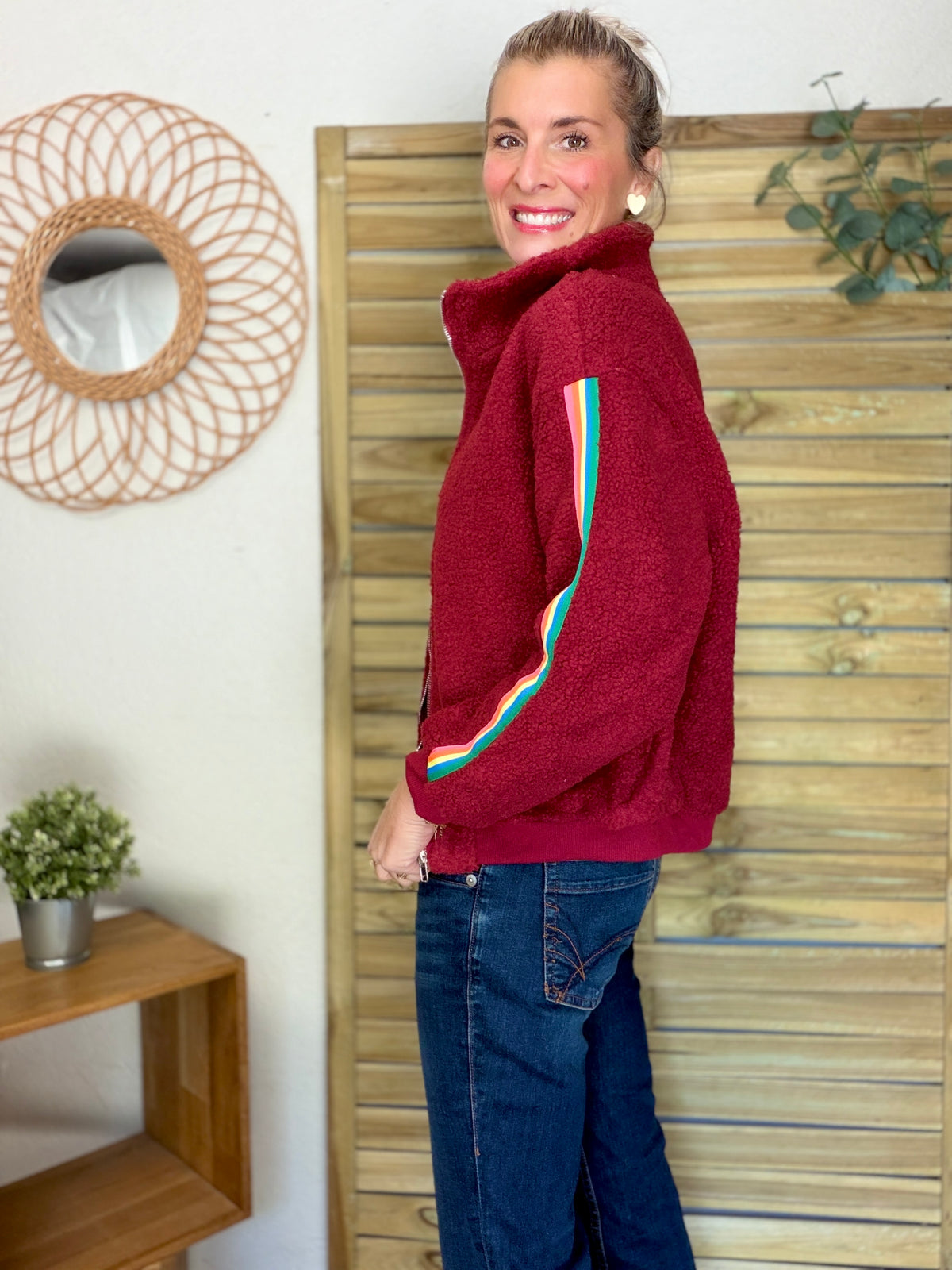 Veste Sherpa zippée bandes Arc-en-ciel CORALIE Bordeaux 🌈