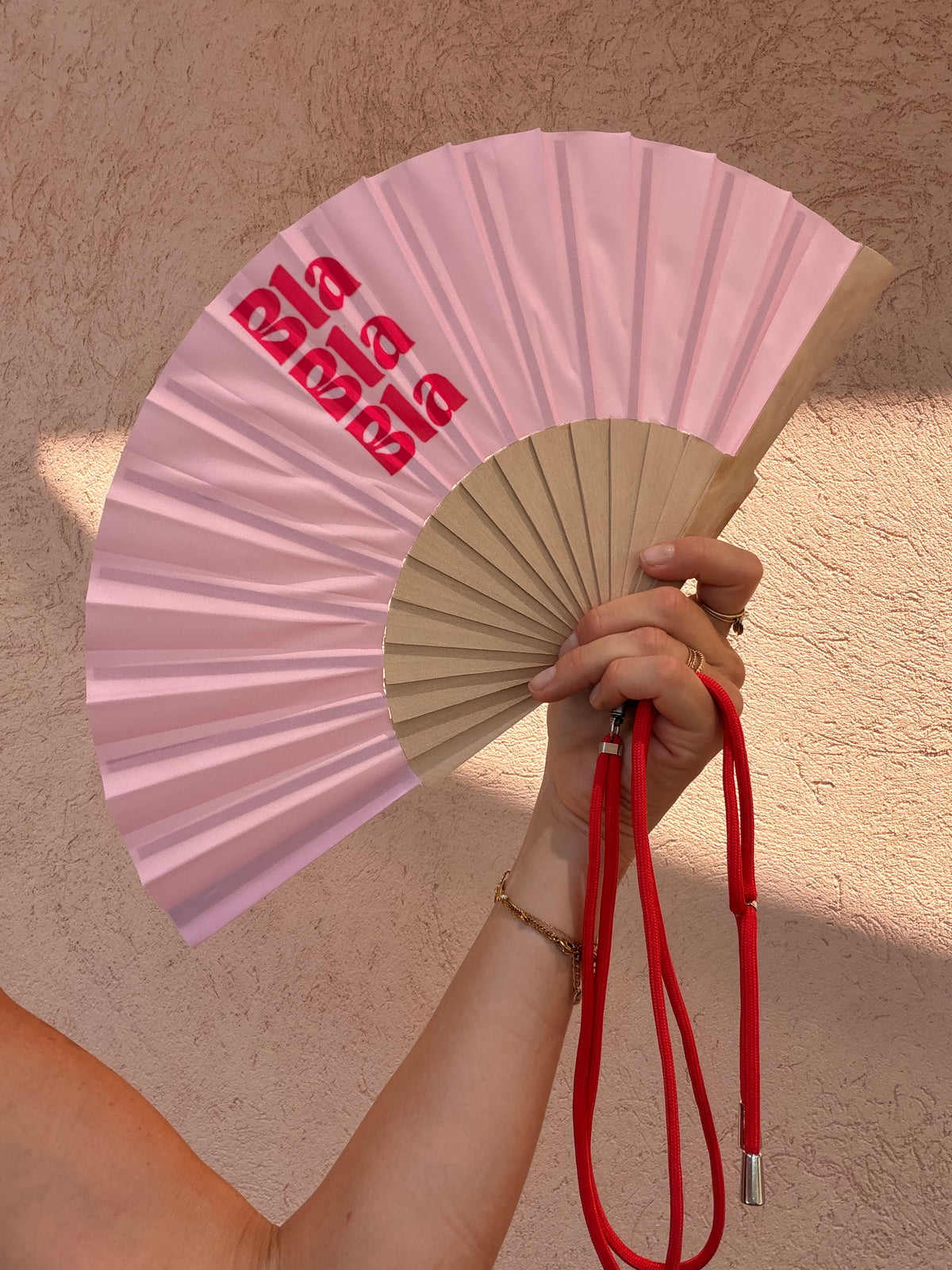 Éventail coloré à message avec bandoulière