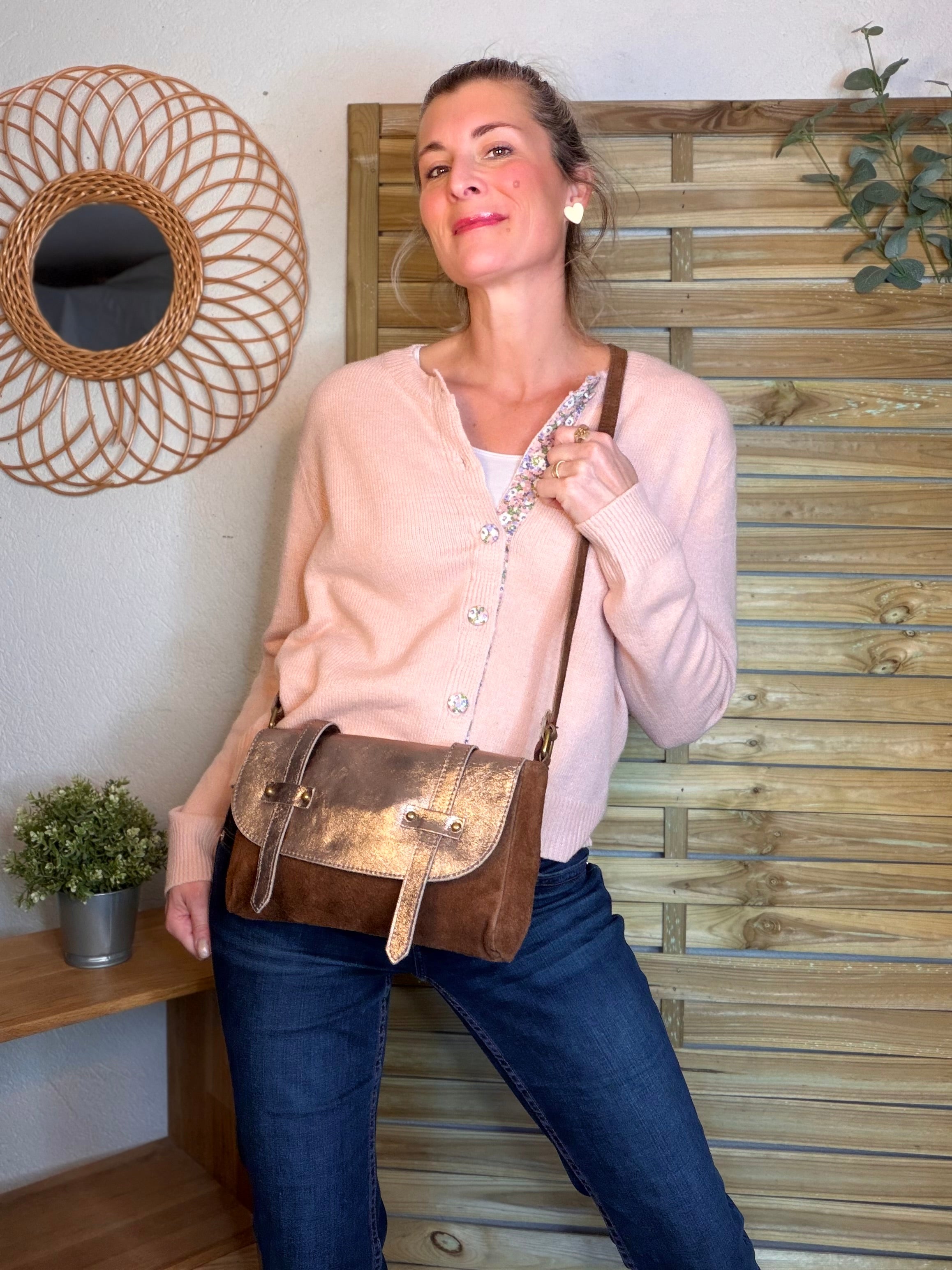 Sac bandoulière en cuir daim et irisé ESMÉE - Choco / Beige