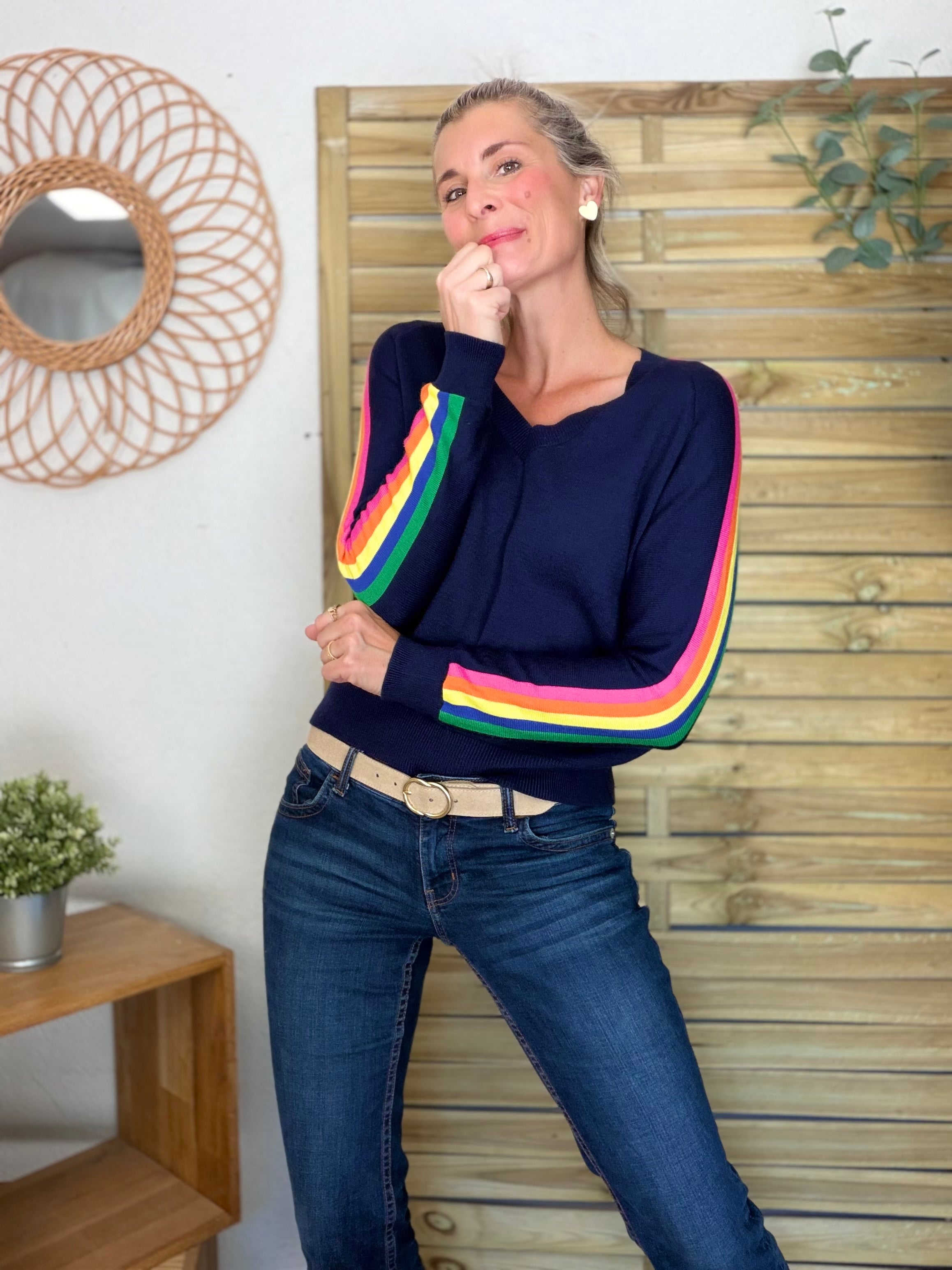 Pull avec bandes colorées, col V - RAINBOW 🌈 Bleu marine