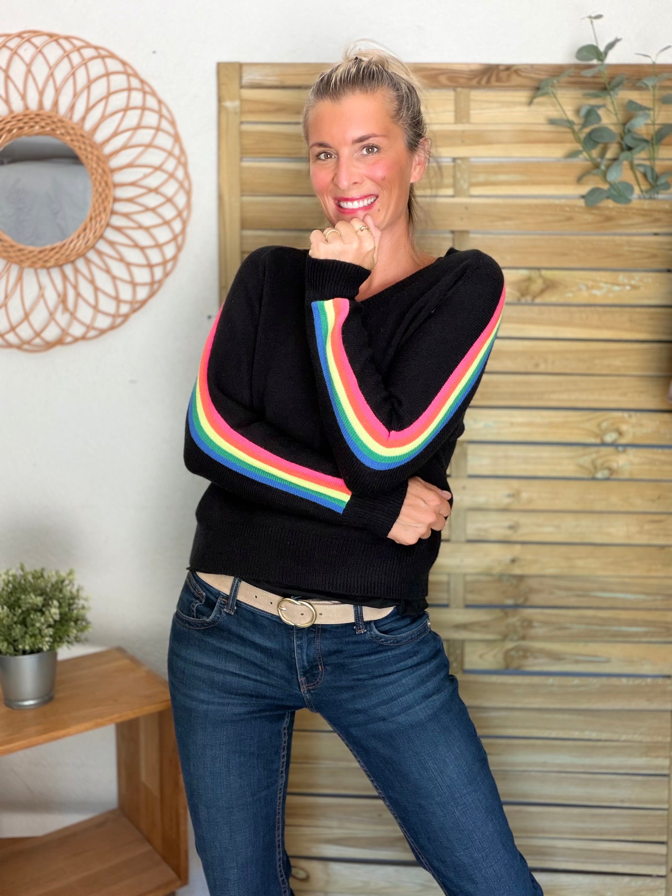 Pull épais avec bandes colorées, col V - RAINBOW 🌈 Noir - Winter 2026