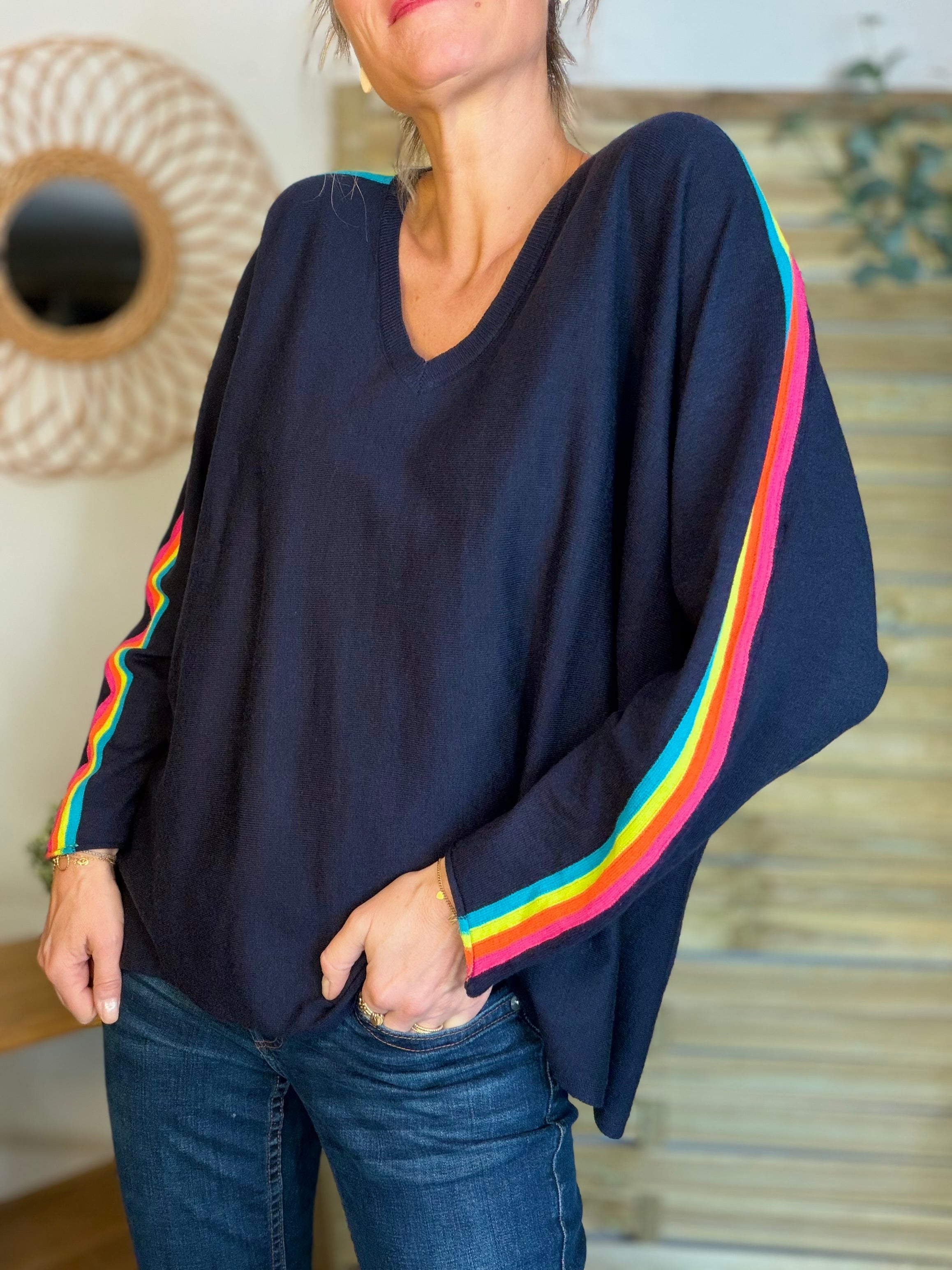 Pull fin avec bandes colorées, col V - RAINBOW OVERSIZE 🌈 Bleu marine