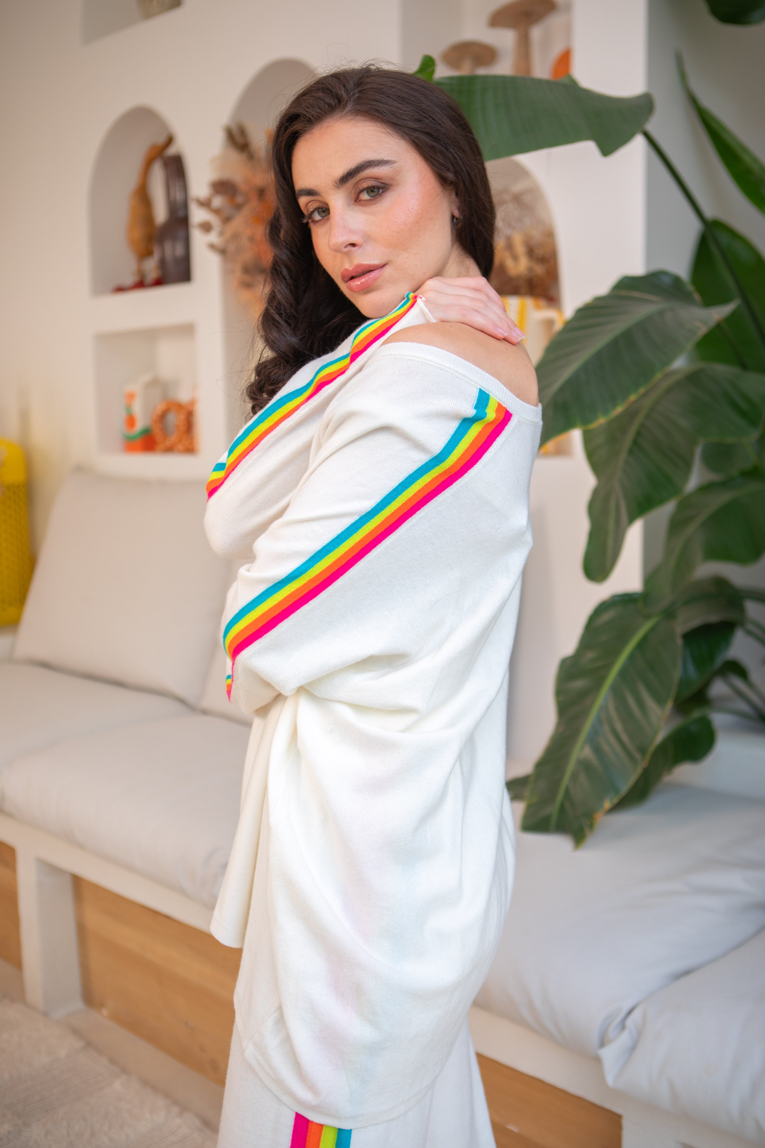 Pull fin avec bandes colorées, col V - RAINBOW OVERSIZE 🌈 Écru