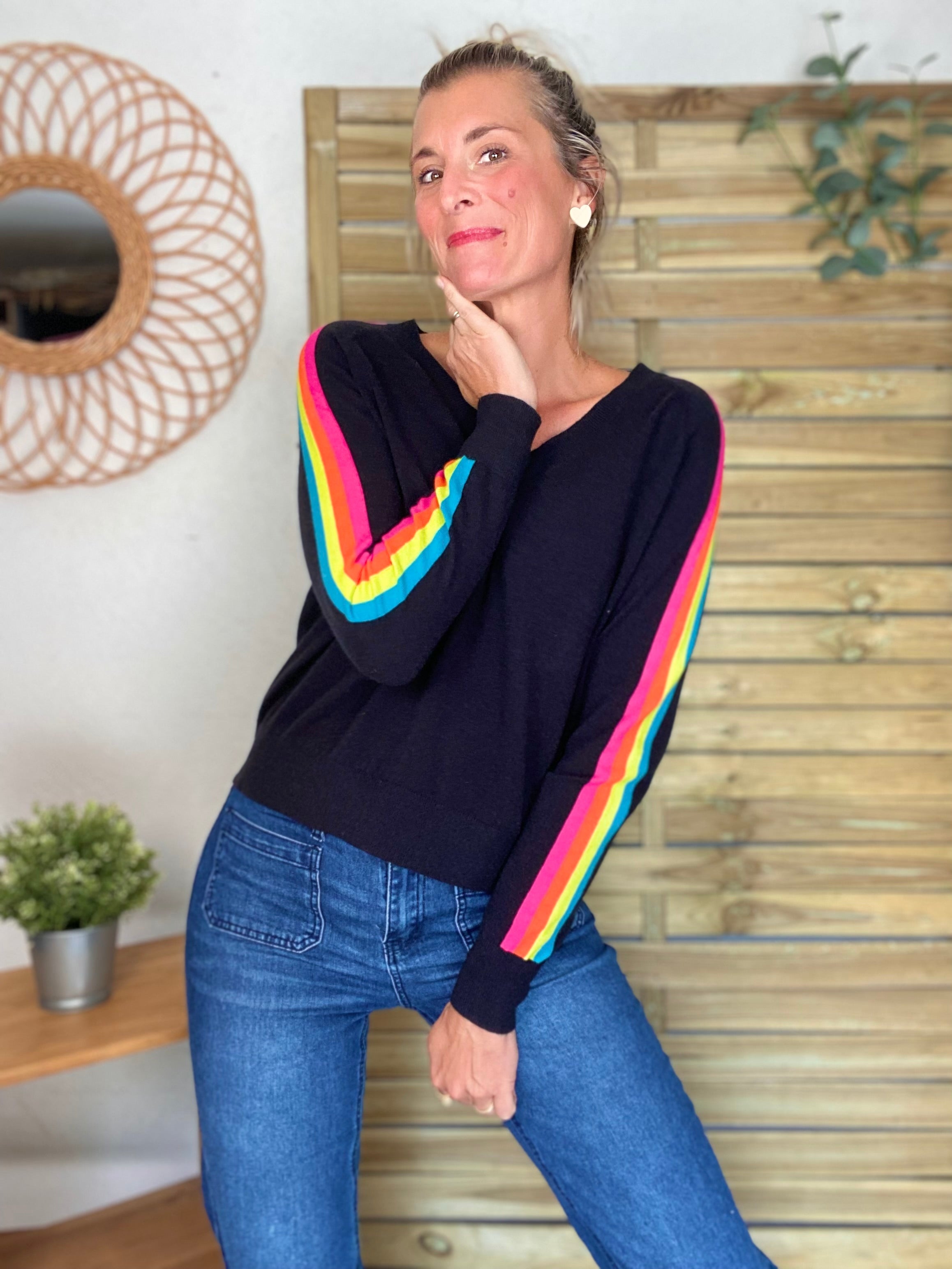 Pull fin avec bandes colorées, col V - RAINBOW 🌈 Noir