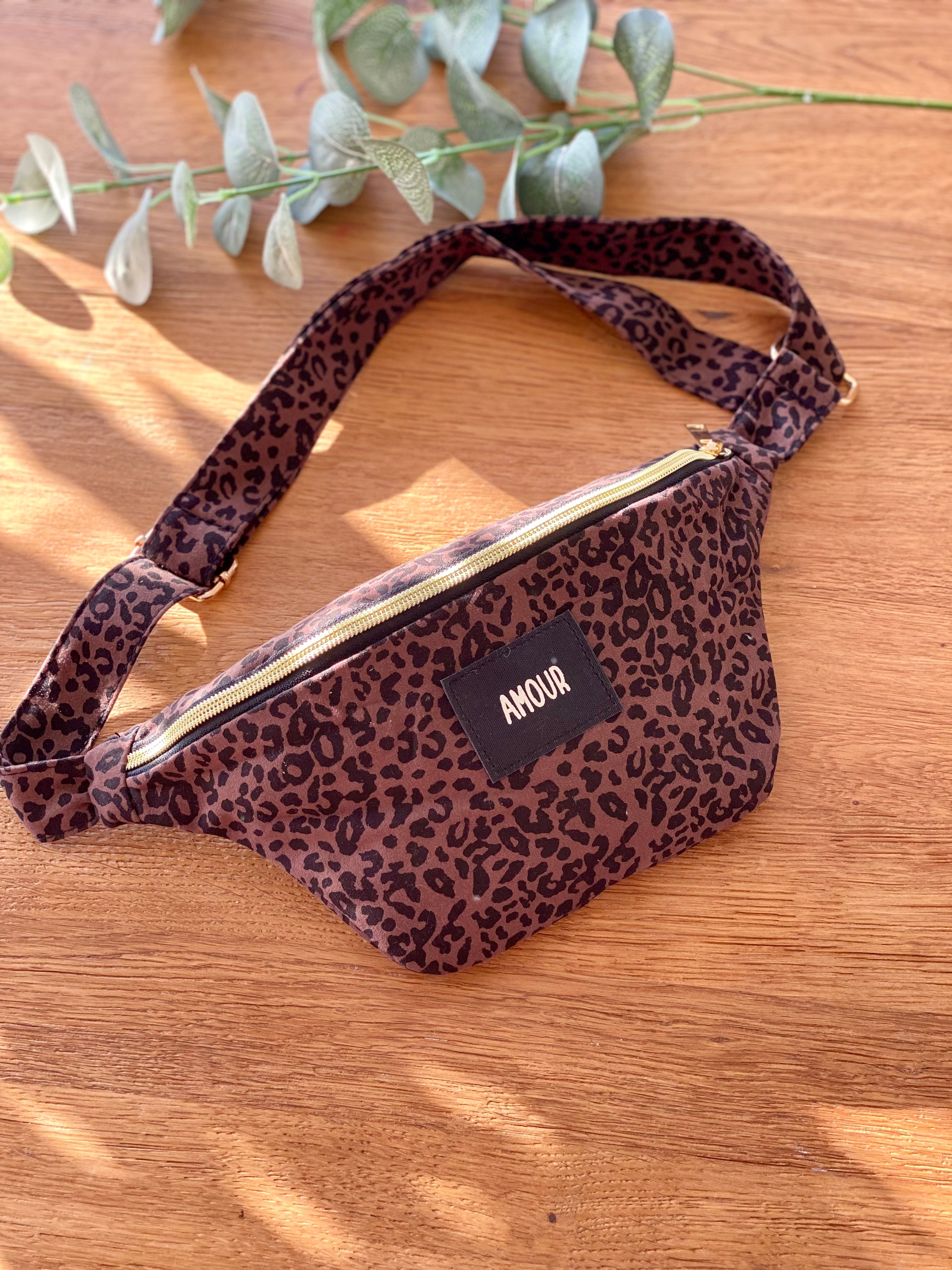 Sac banane COLETTE écusson Amour ou Bichette - motif Léopard 🐆