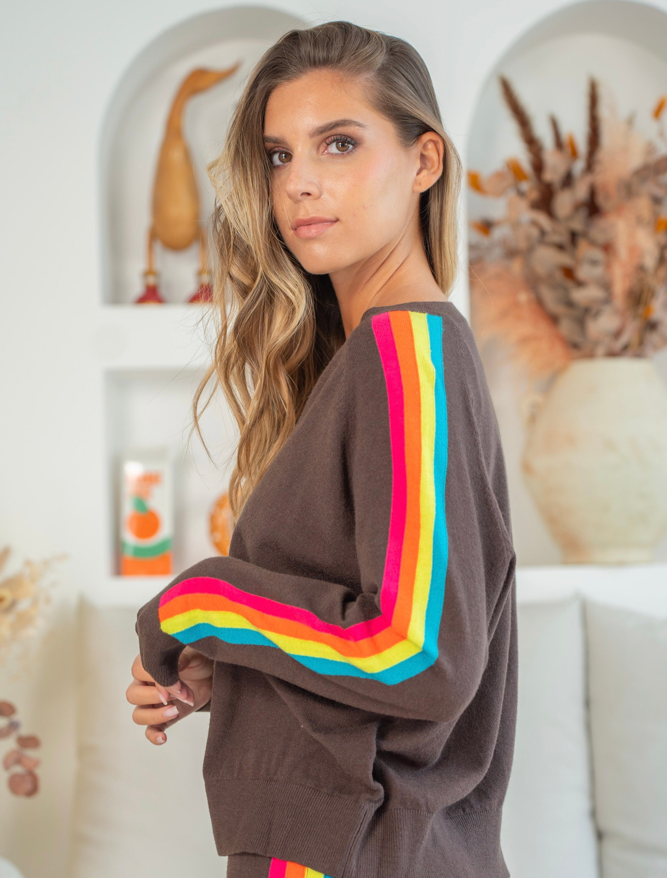 Pull fin avec bandes colorées, col V - RAINBOW 🌈 Chocolat