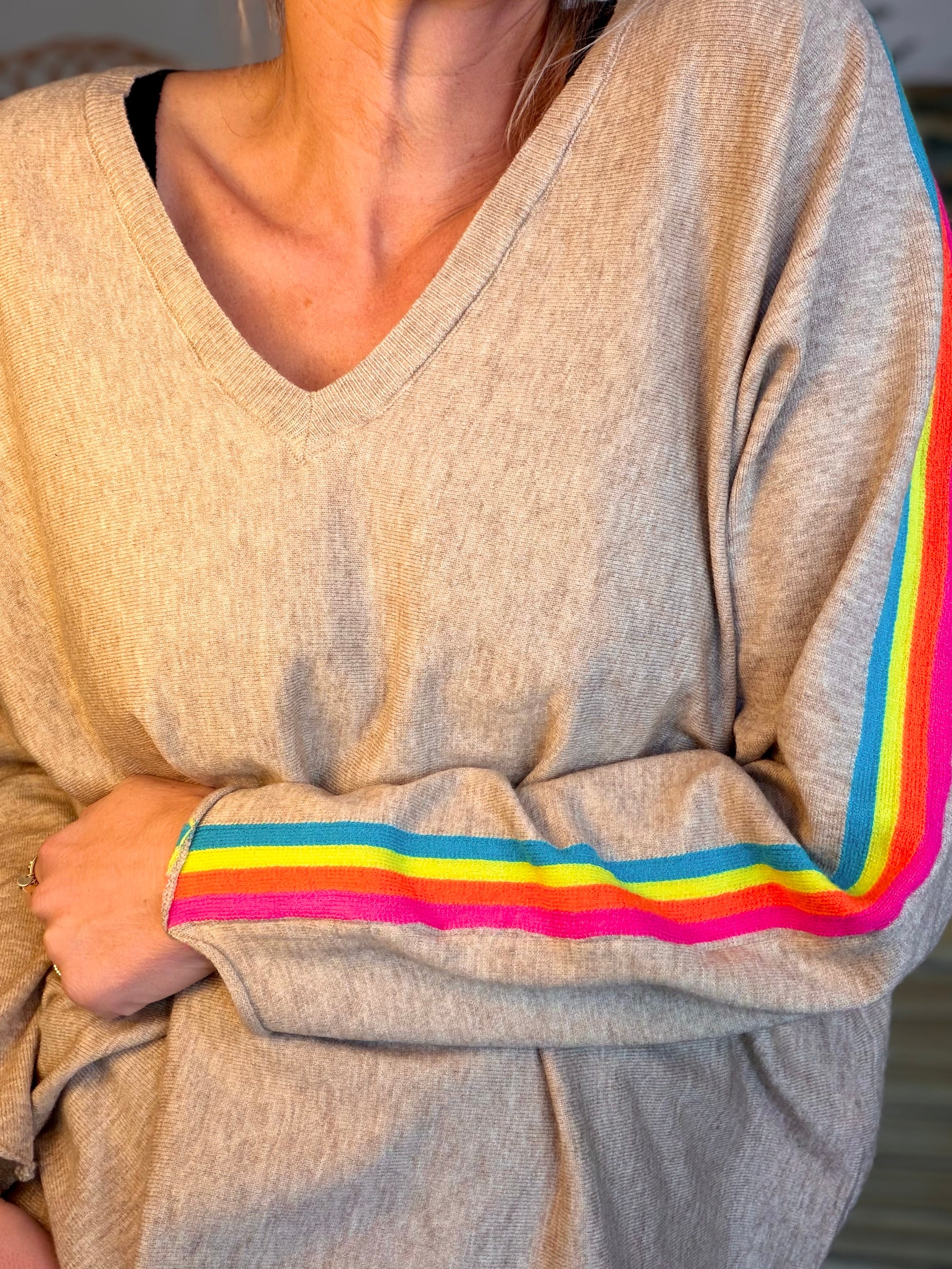 Pull fin avec bandes colorées, col V - RAINBOW OVERSIZE 🌈 Taupe