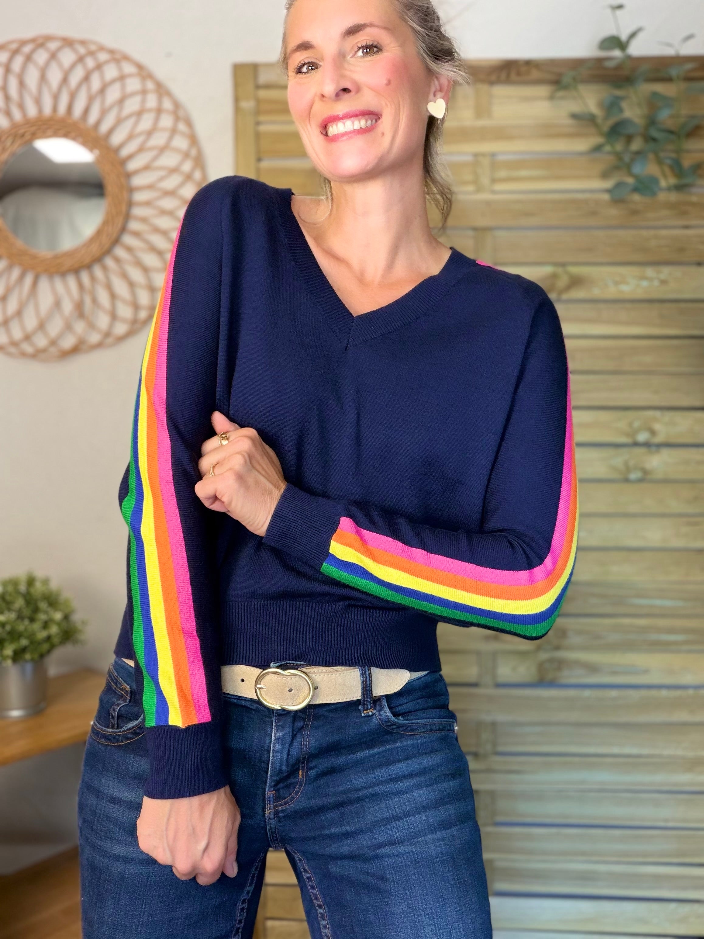 Pull avec bandes colorées, col V - RAINBOW 🌈 Bleu marine