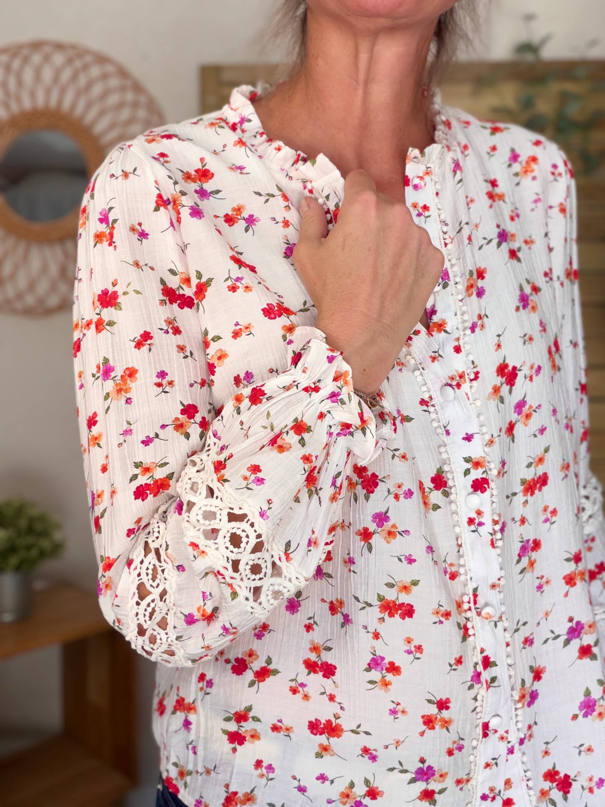 Blouse fleurie corail, manches ajourées SERVANE